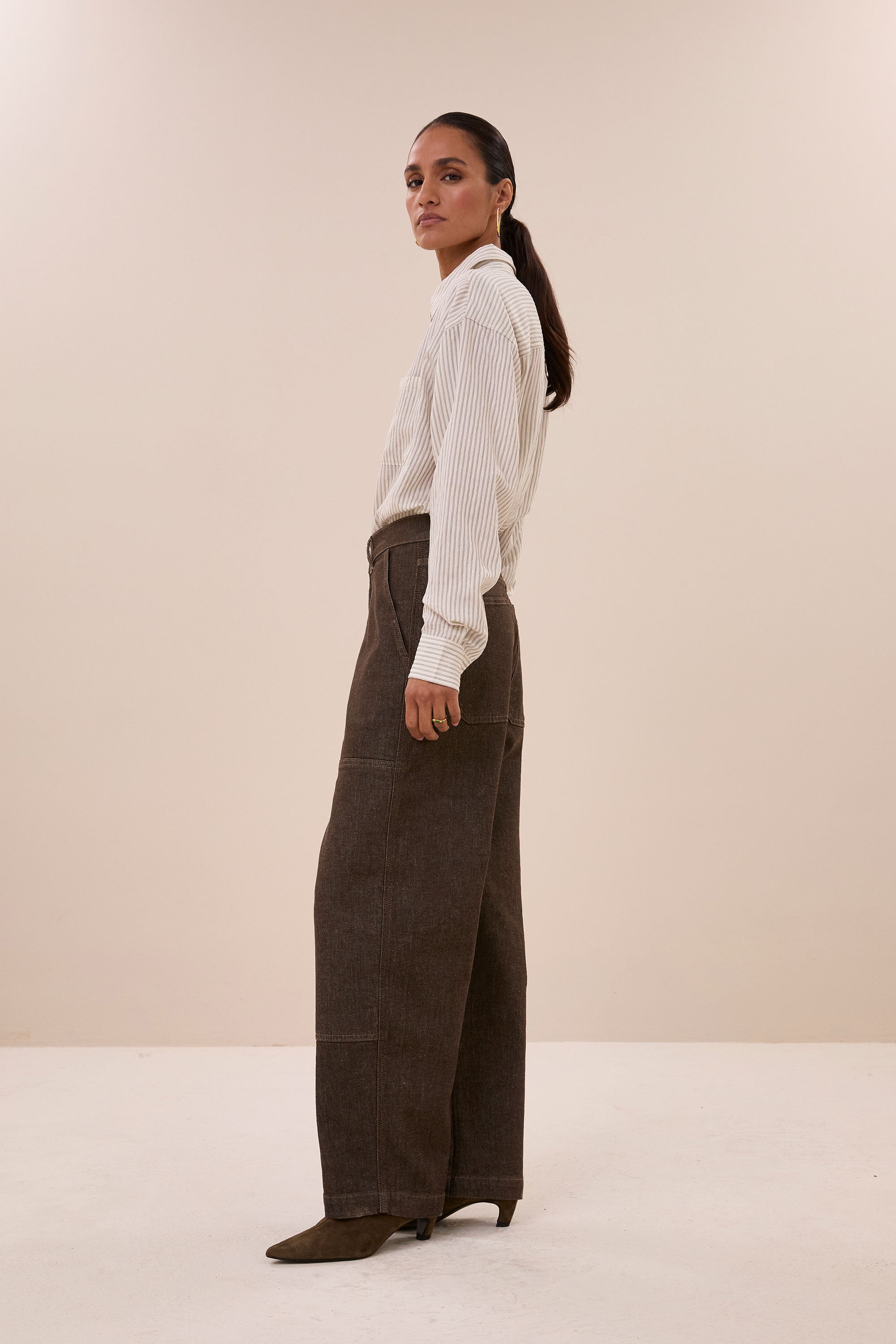 lise-thin-stripe-blouse-jet-black-stripe-casual fit-comfortabele pasvorm-must-have essential-by-bar-zijaanzicht
