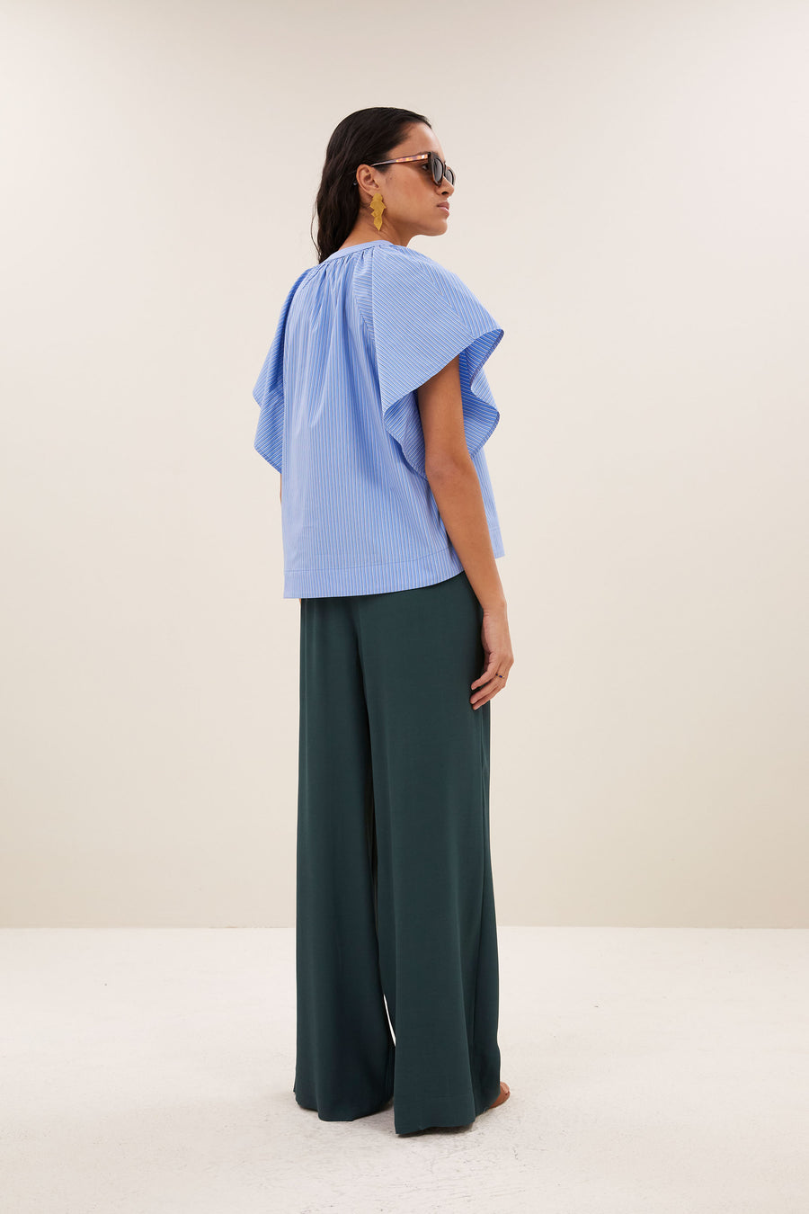 vina-cloud-blouse-cloud-blue-stripe-losvallende pasvorm-kleine kapmouw-v-halslijn-by-bar-achteraanzicht