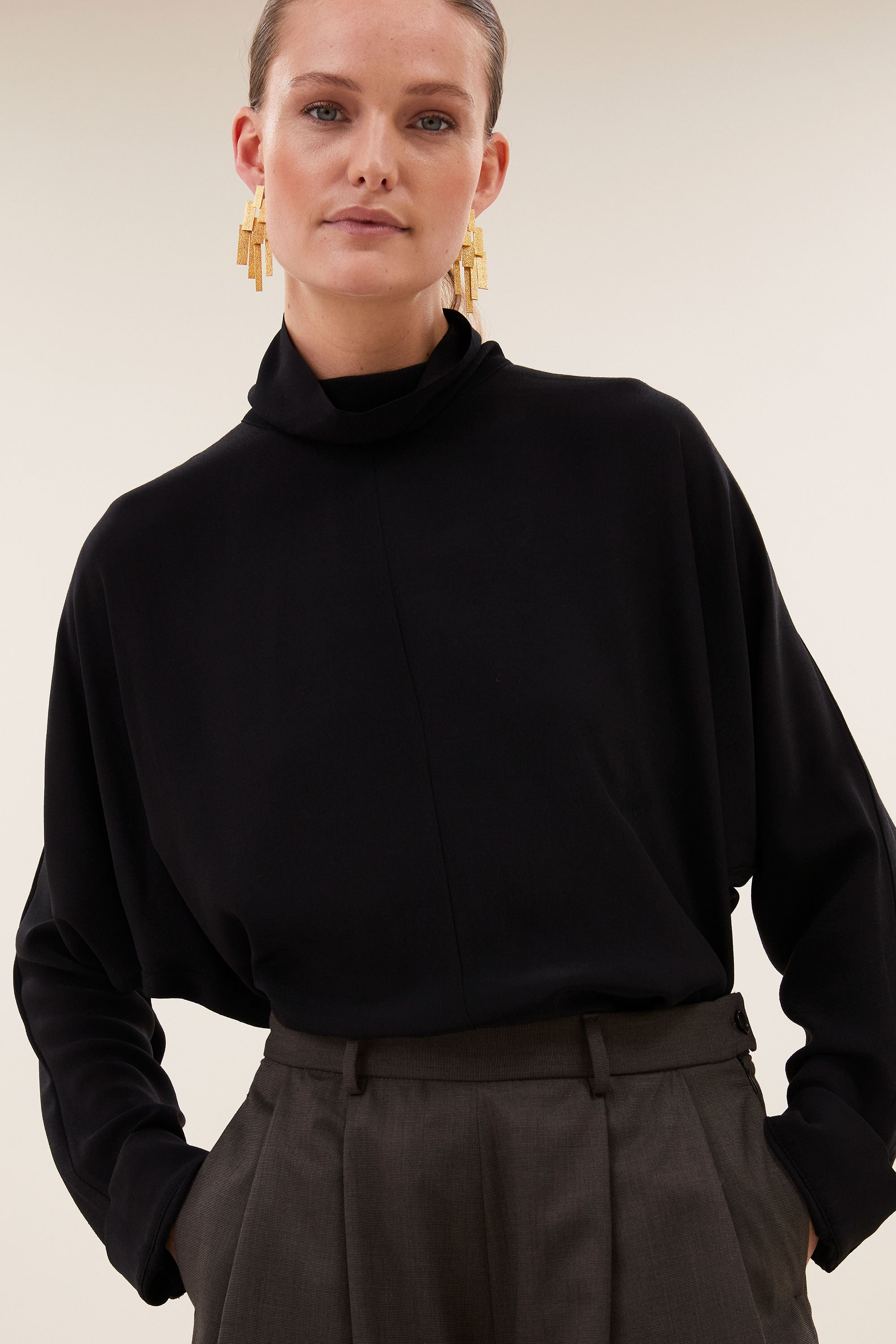 ien-viscose-blouse-jet-black-all-time classic-knoopsluiting-hoge hals-by-bar-detail