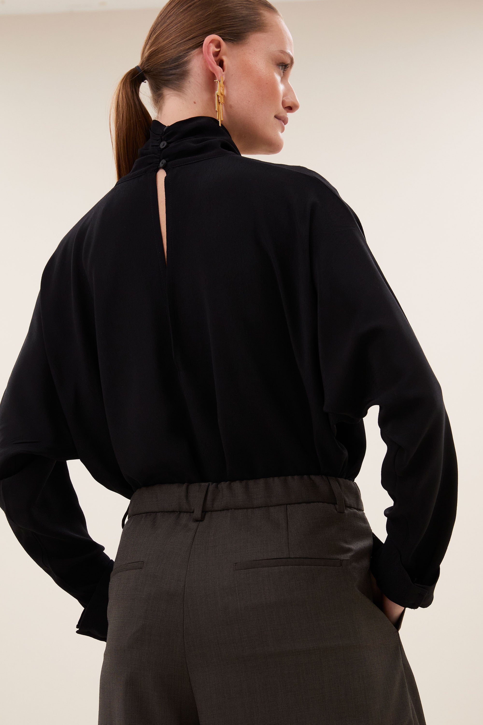 ien-viscose-blouse-jet-black-all-time classic-knoopsluiting-hoge hals-by-bar-vooraanzicht