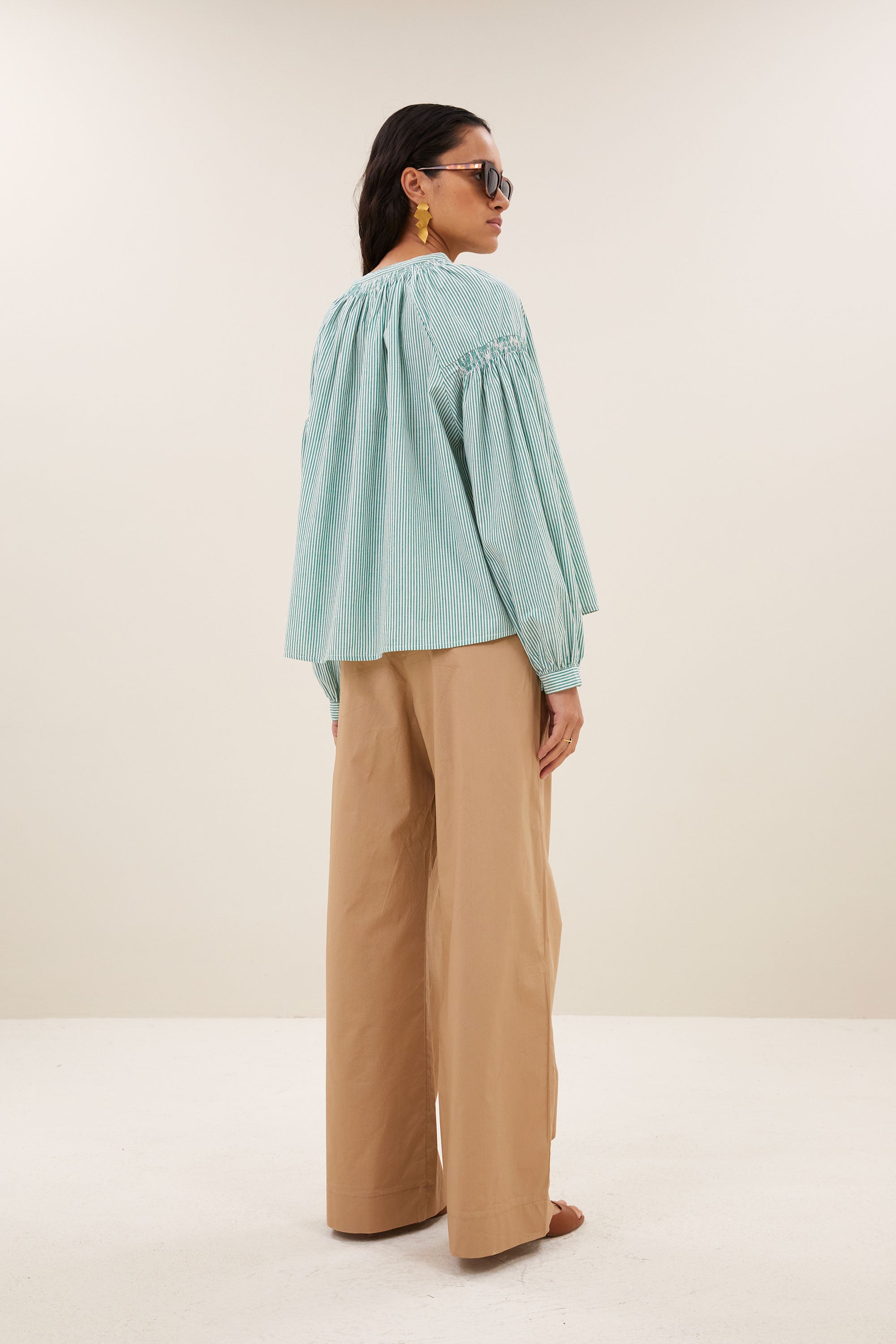 yume-stripe-blouse-forest-pinstripe-knoopsluiting-elastieken band-ronde halslijn-by-bar-achteraanzicht