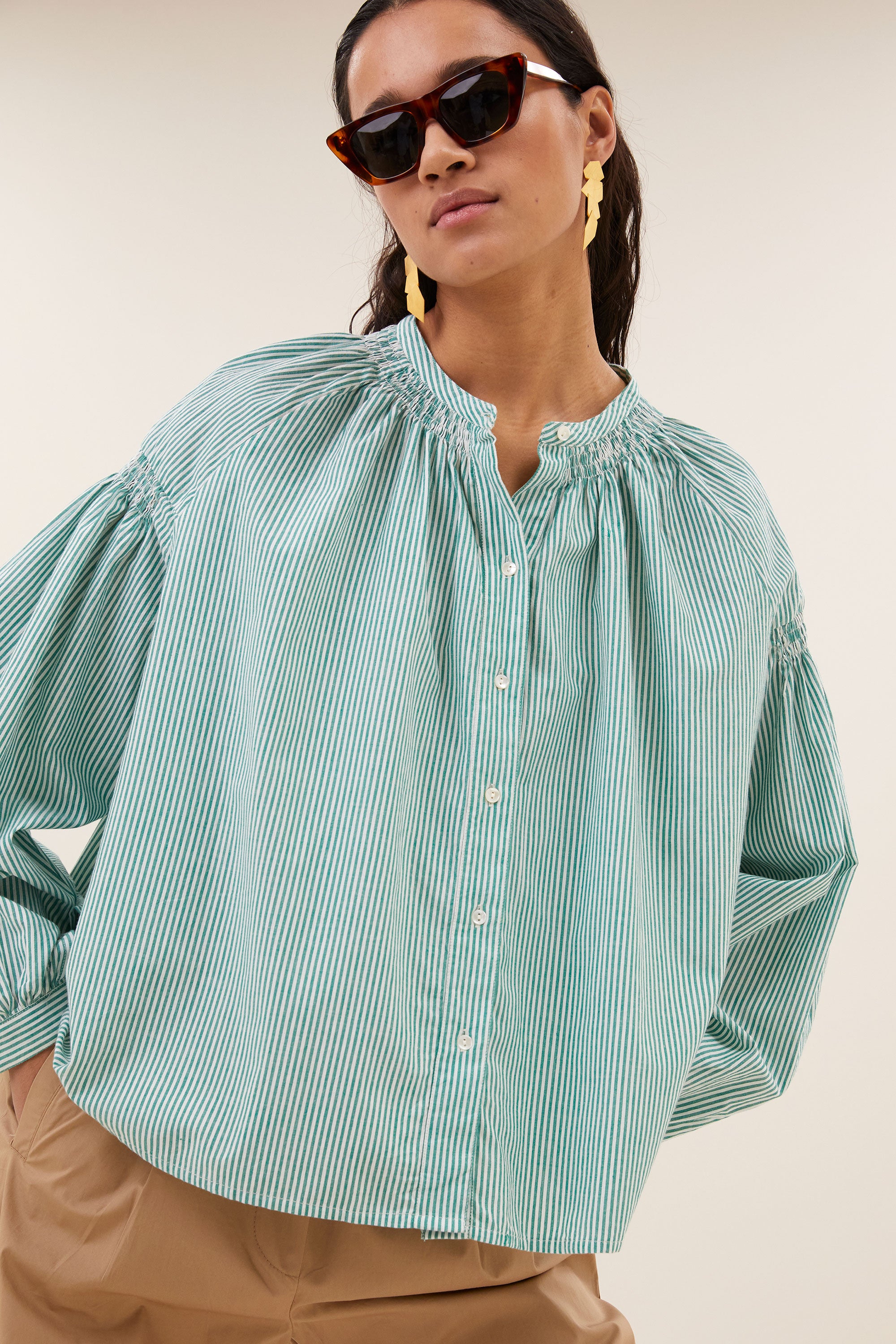 yume-stripe-blouse-forest-pinstripe-knoopsluiting-elastieken band-ronde halslijn-by-bar-detail