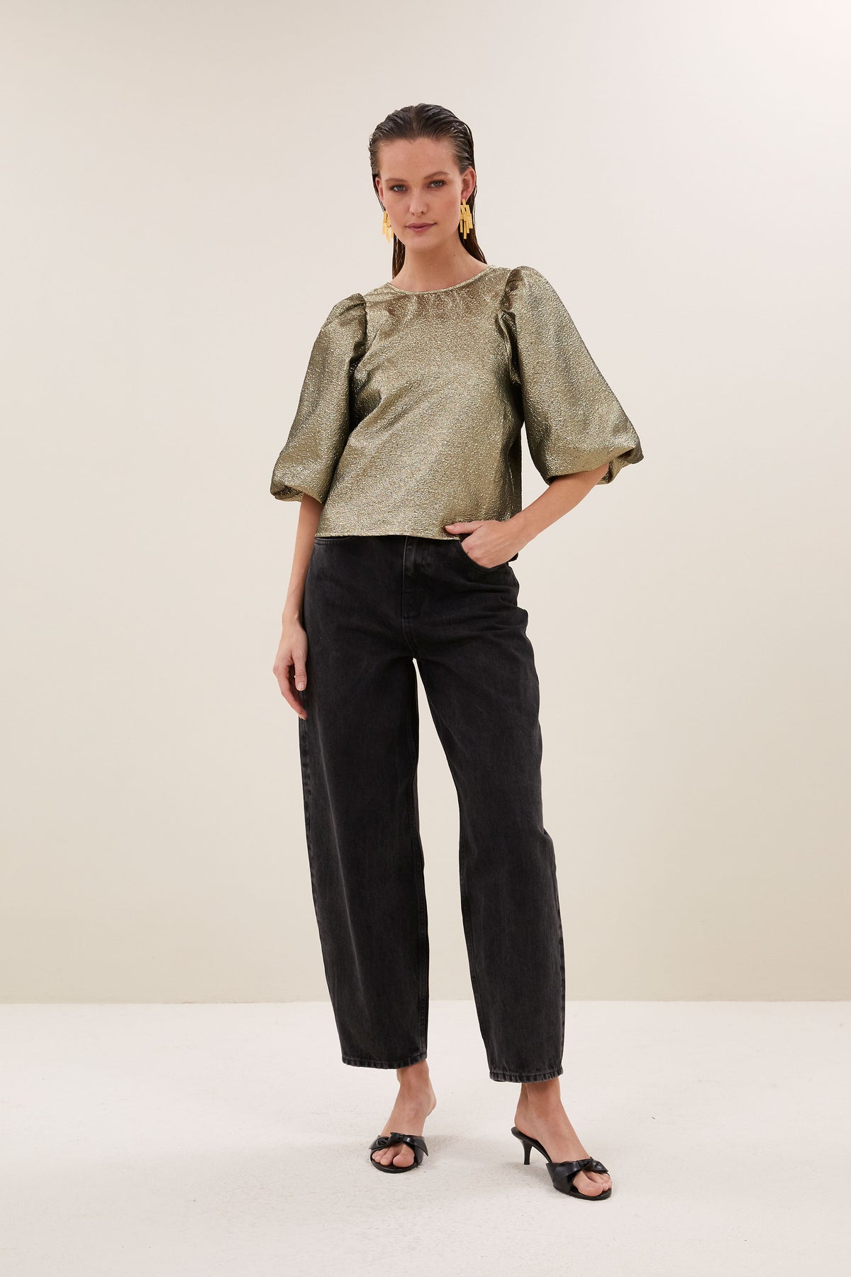 juta-gold-blouse-gold-korte fit-pofmouwen-v-halslijn-by-bar-aanvullende-foto