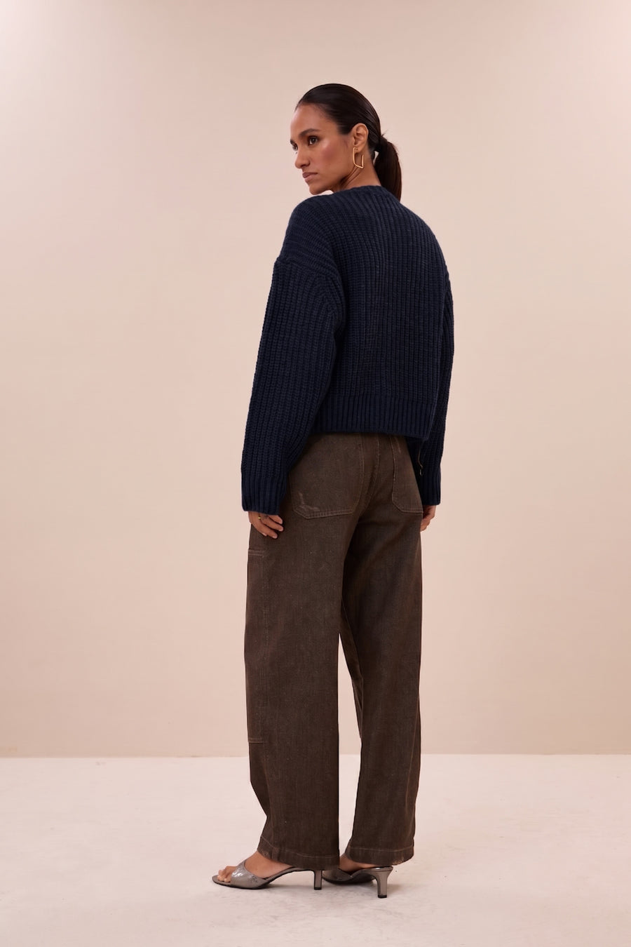 lavi-cardigan-midnight-ribpatroon-ronde halslijn-ritssluiting-by-bar-achteraanzicht