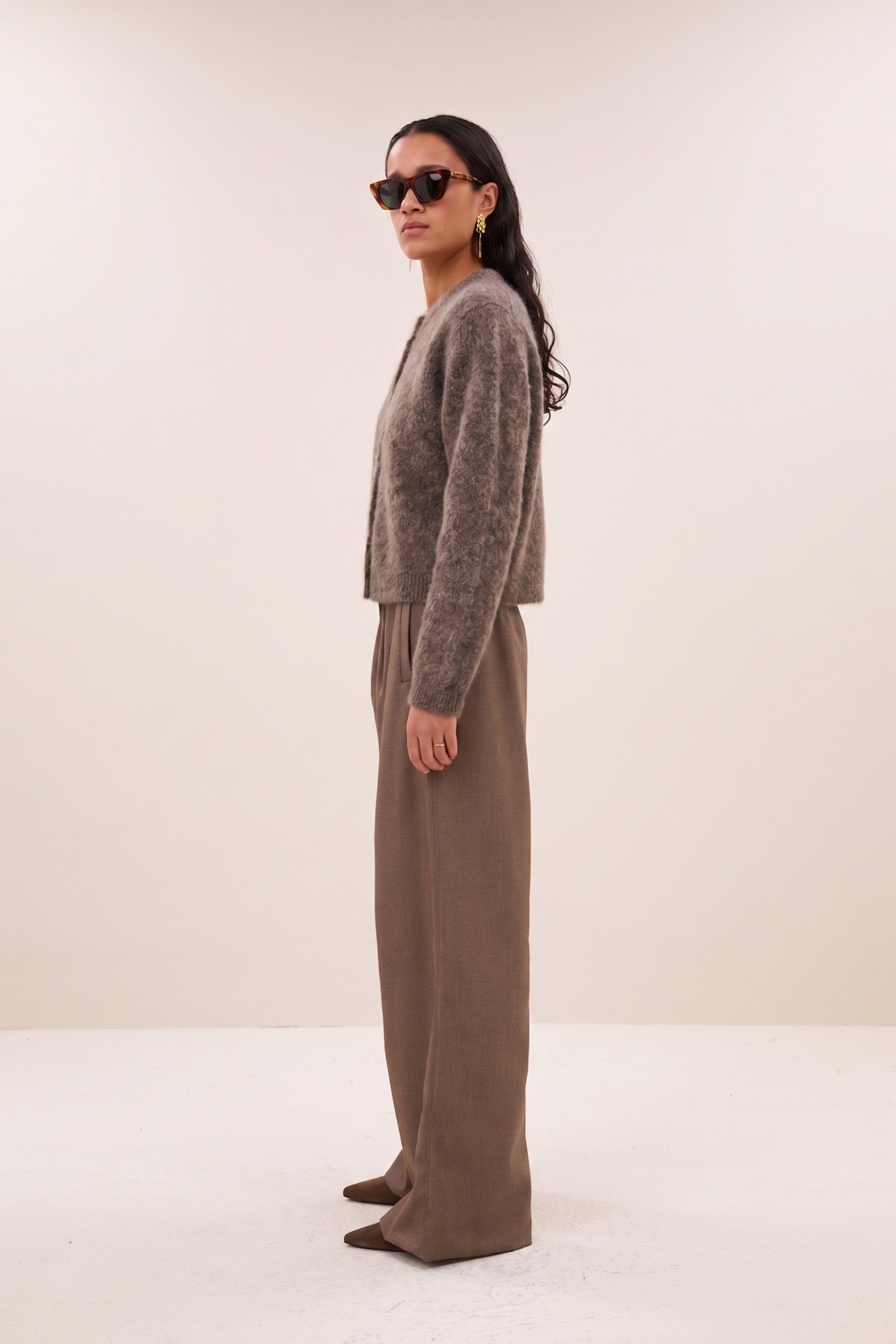 vasile-cardigan-dark-biscuit-alpacamix kwaliteit-knoopsluiting-casual fit-by-bar-zijaanzicht