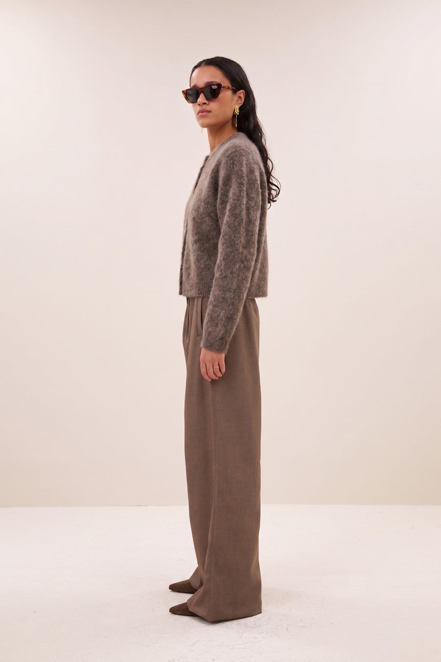 vasile-cardigan-dark-biscuit-alpacamix kwaliteit-knoopsluiting-casual fit-by-bar-zijaanzicht