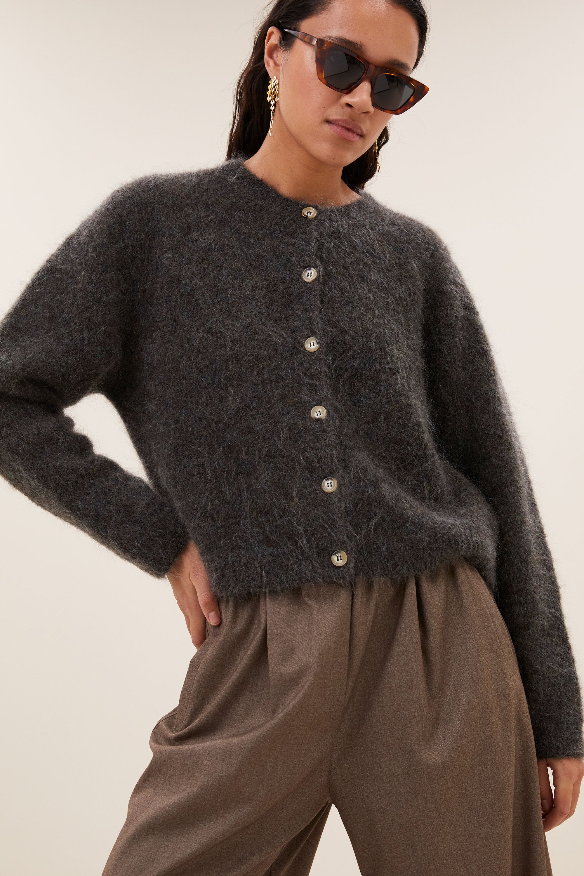vasile-cardigan-moss-brown-alpacamix kwaliteit-knoopsluiting-casual fit-by-bar-detail