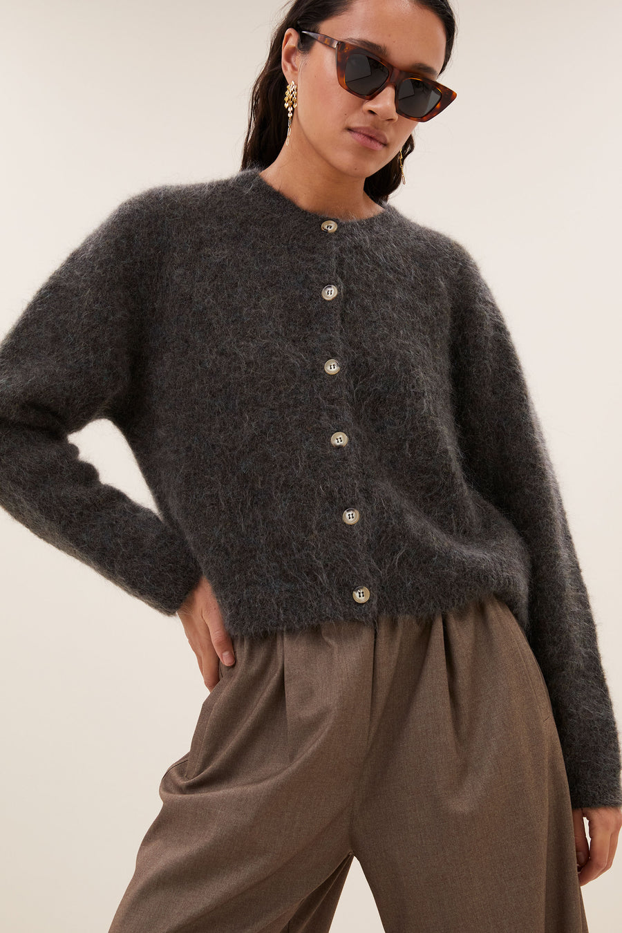 vasile-cardigan-moss-brown-alpacamix kwaliteit-knoopsluiting-casual fit-by-bar-detail