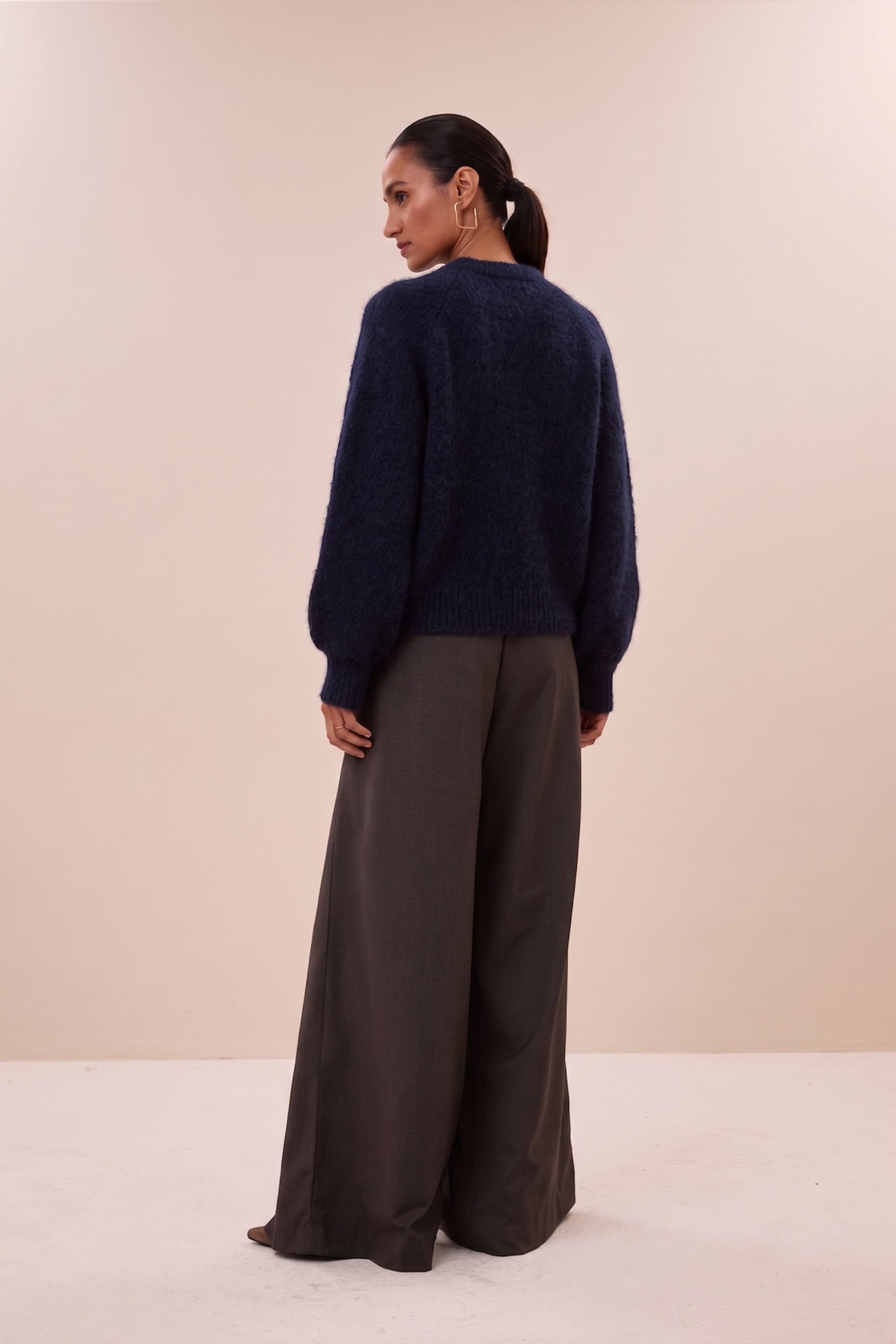 sian-cardigan-midnight-all-time classic-knoopsluiting-mix van mohair-by-bar-achteraanzicht