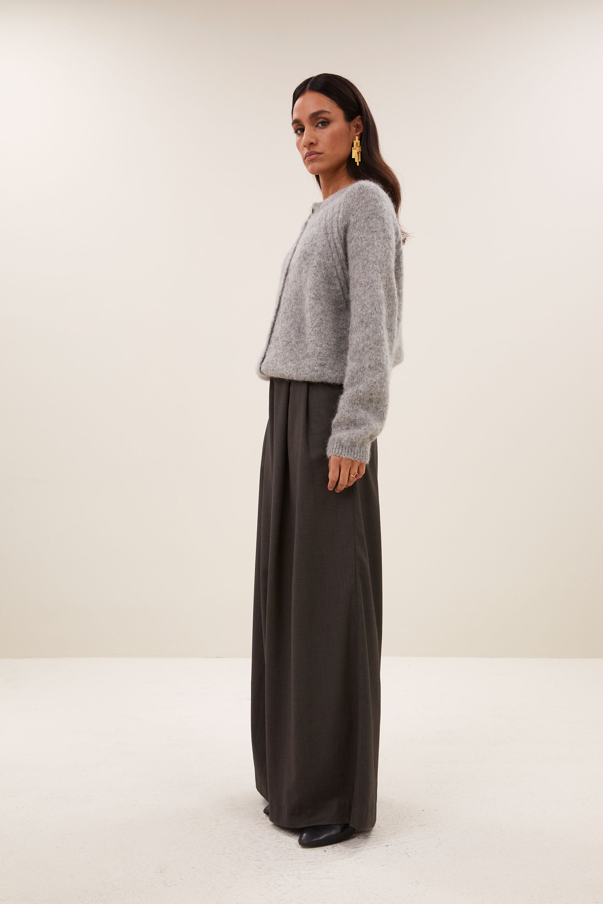 falon-cardigan-grey-melee-alpacamix kwaliteit-knoopsluiting-ronde halslijn-by-bar-zijaanzicht