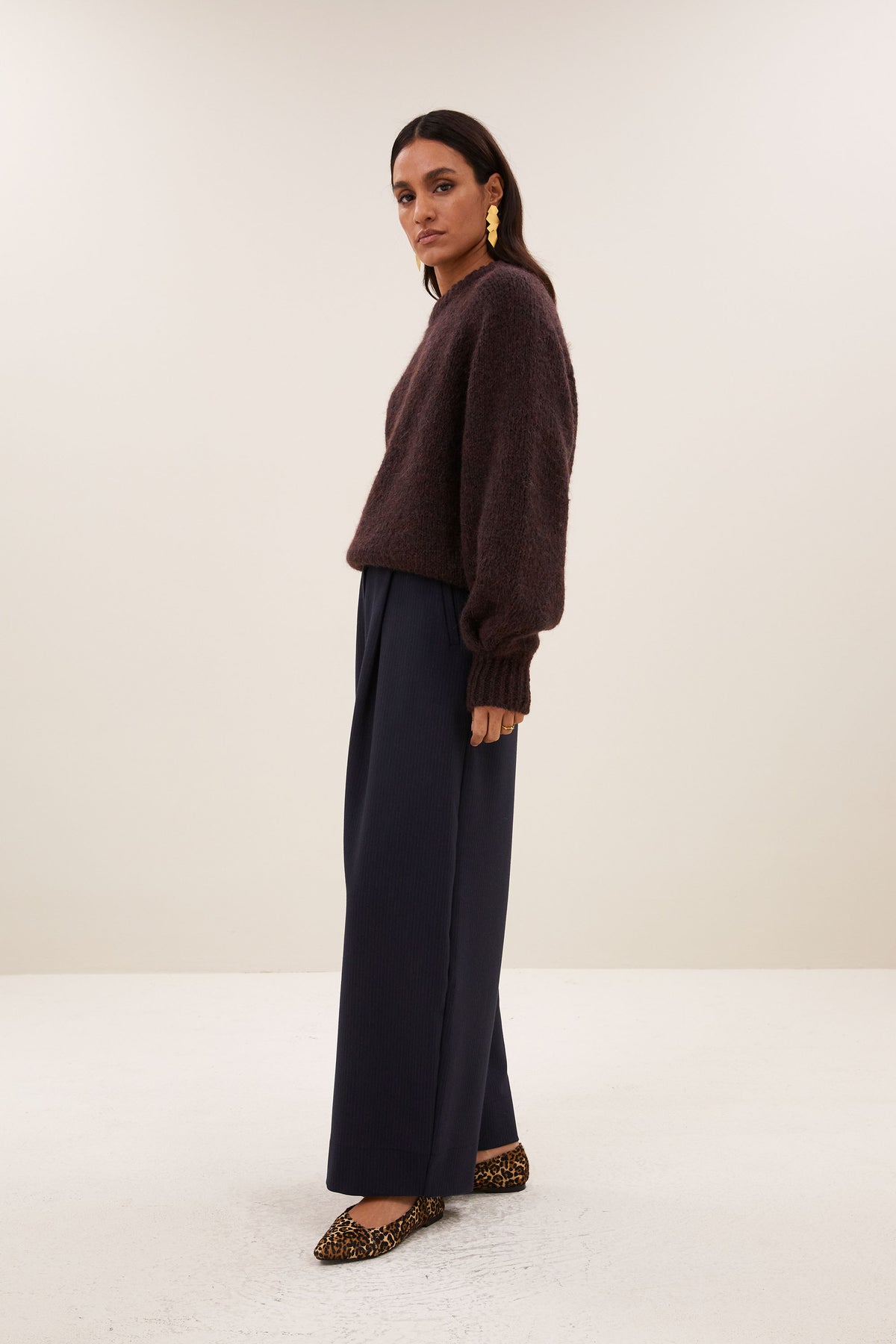 lucia-pullover-chocolate-brown-alpacamix kwaliteit-comfortabele pasvorm-ronde halslijn-by-bar-zijaanzicht
