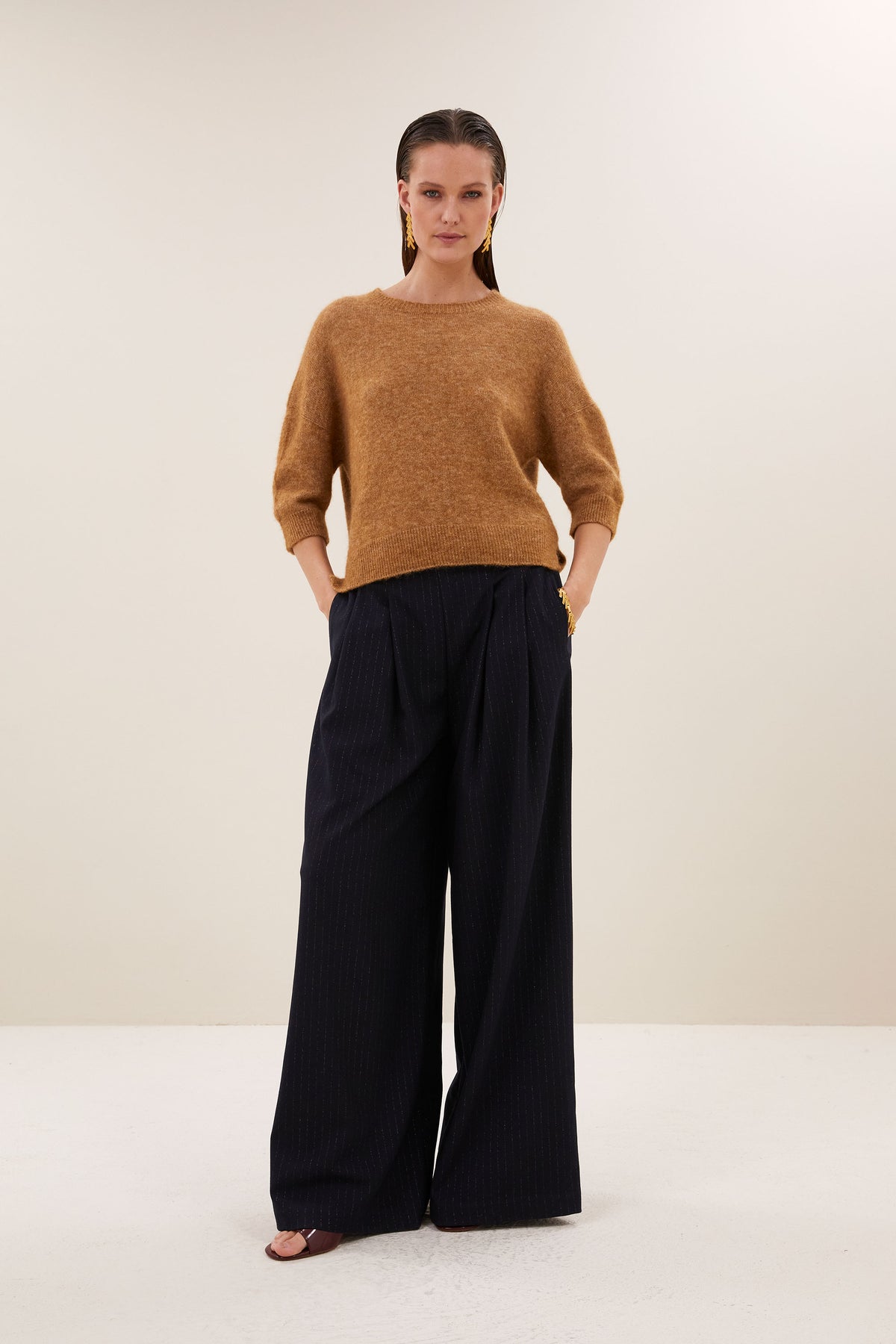 molly-sparkle-pullover-camel-casual fit-ronde halslijn-split aan zijkanten-by-bar-sfeerbeeld