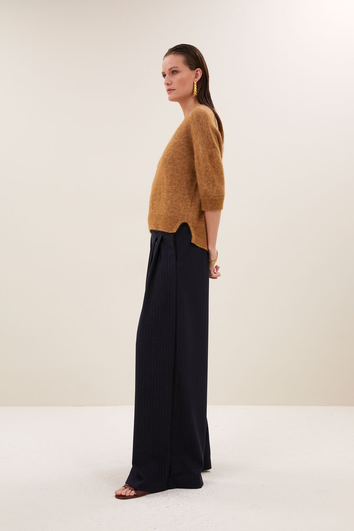 molly-sparkle-pullover-camel-casual fit-ronde halslijn-split aan zijkanten-by-bar-zijaanzicht