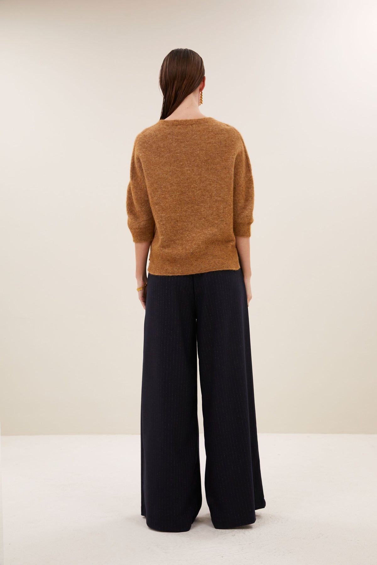 molly-sparkle-pullover-camel-casual fit-ronde halslijn-split aan zijkanten-by-bar-achteraanzicht