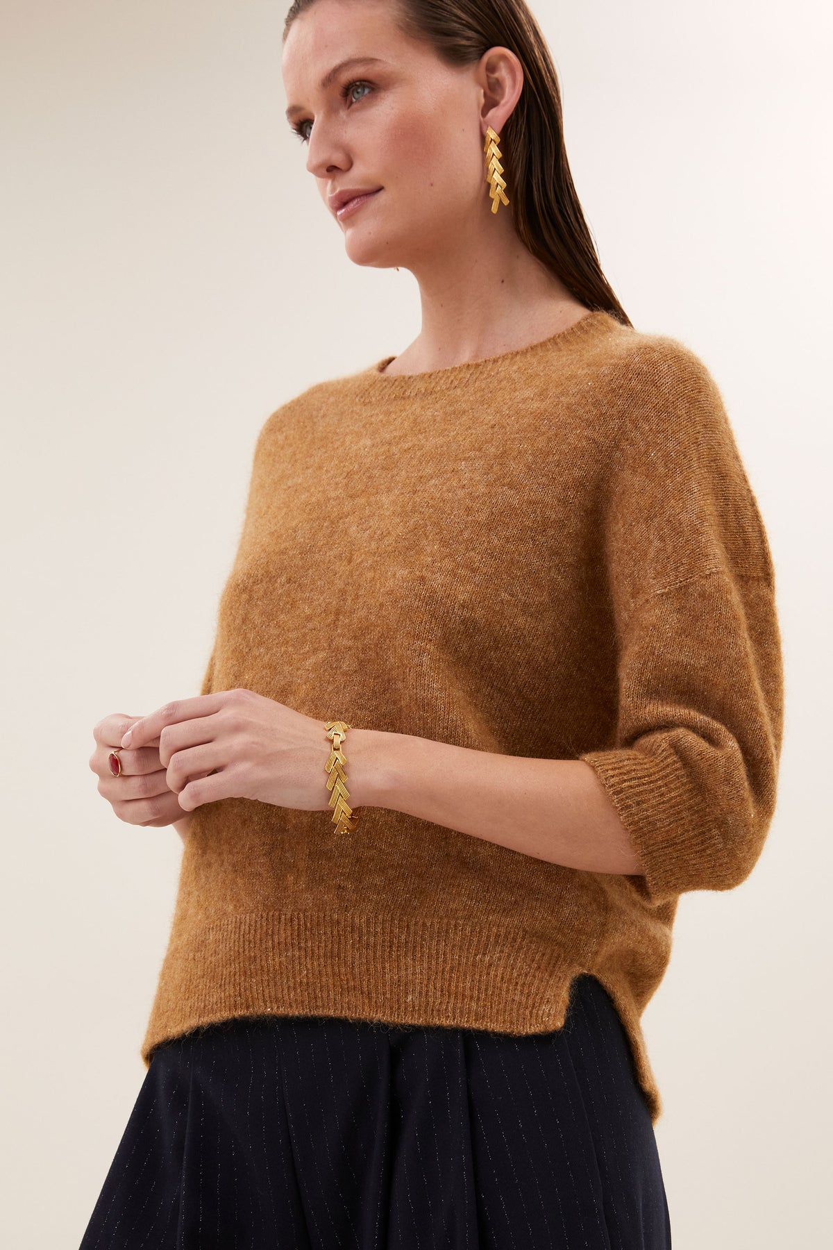 molly-sparkle-pullover-camel-casual fit-ronde halslijn-split aan zijkanten-by-bar-detail