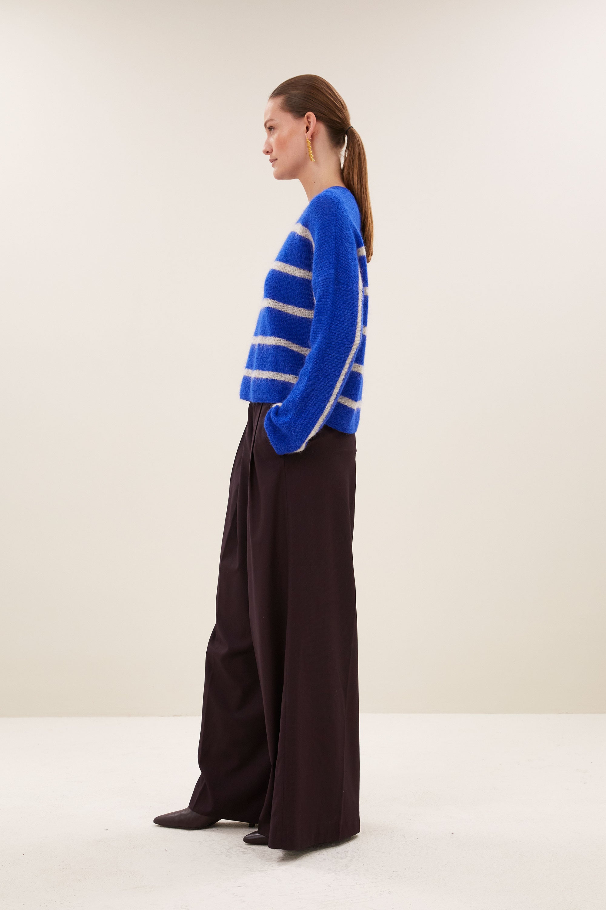 vide-stripe-pullover-off-white-stripe-korte fit-verlaagde schoudernaden-losvallende pasvorm-by-bar-zijaanzicht