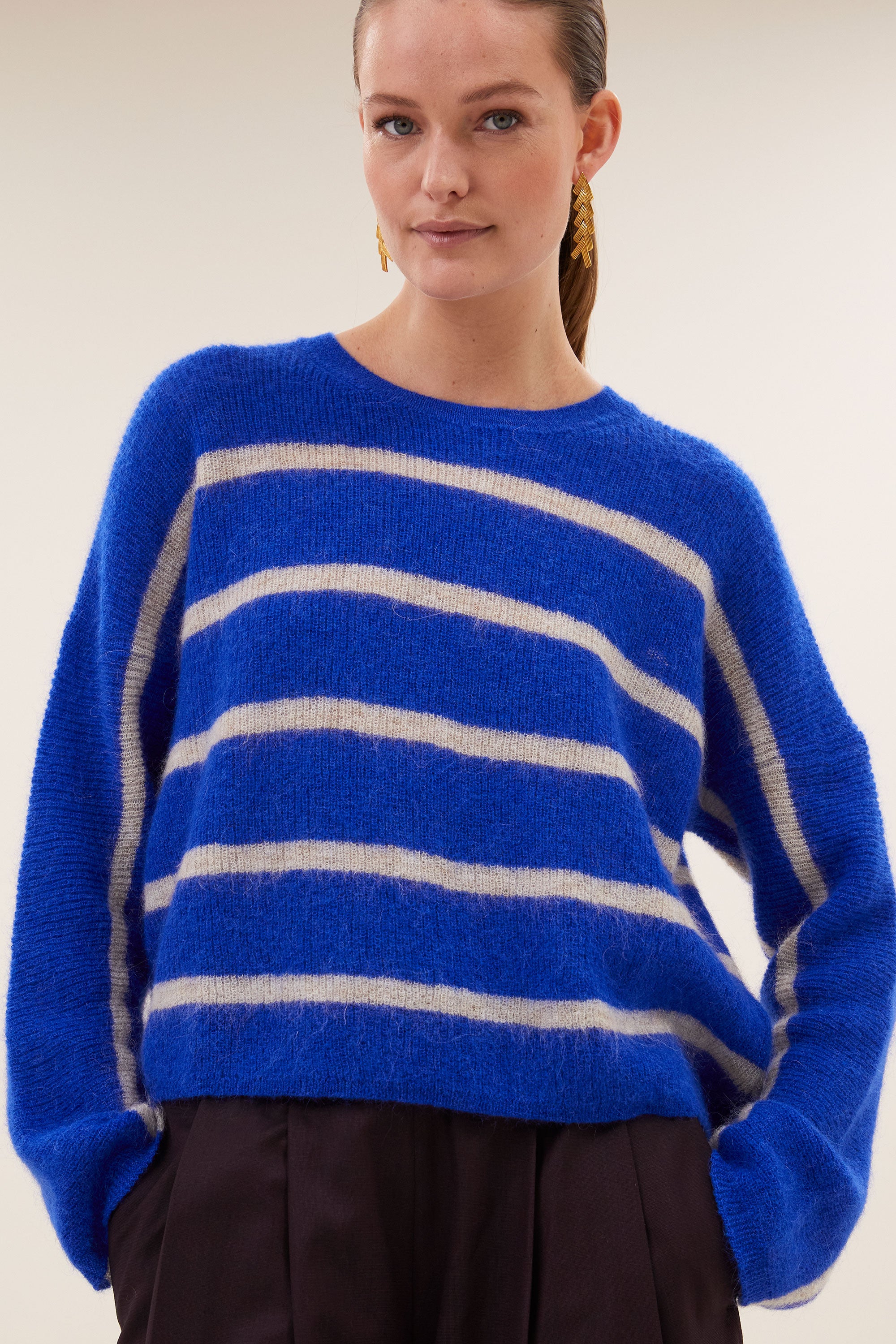 vide-stripe-pullover-off-white-stripe-korte fit-verlaagde schoudernaden-losvallende pasvorm-by-bar-detail