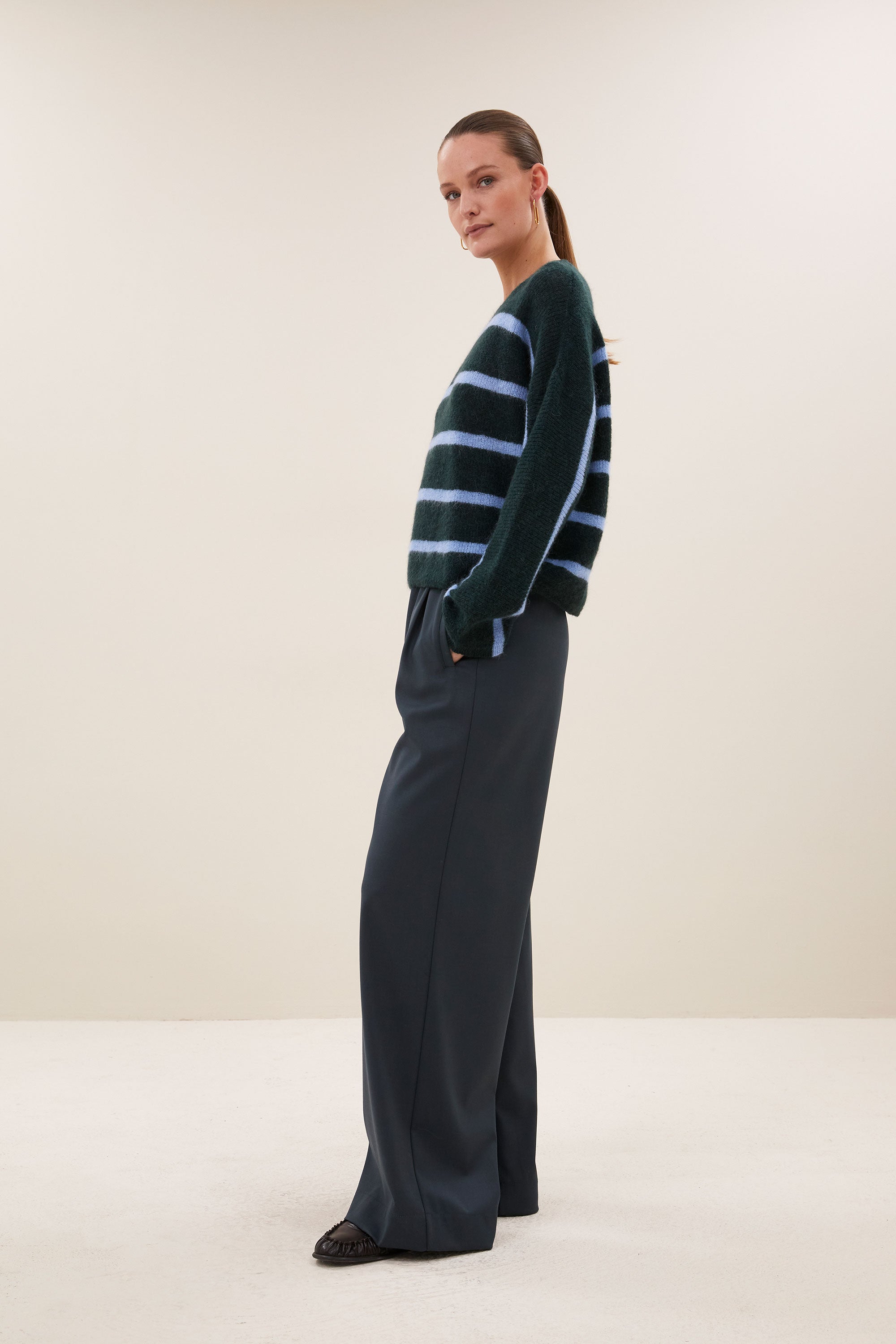vide-stripe-pullover-green-cloud-stripe-korte fit-verlaagde schoudernaden-losvallende pasvorm-by-bar-zijaanzicht