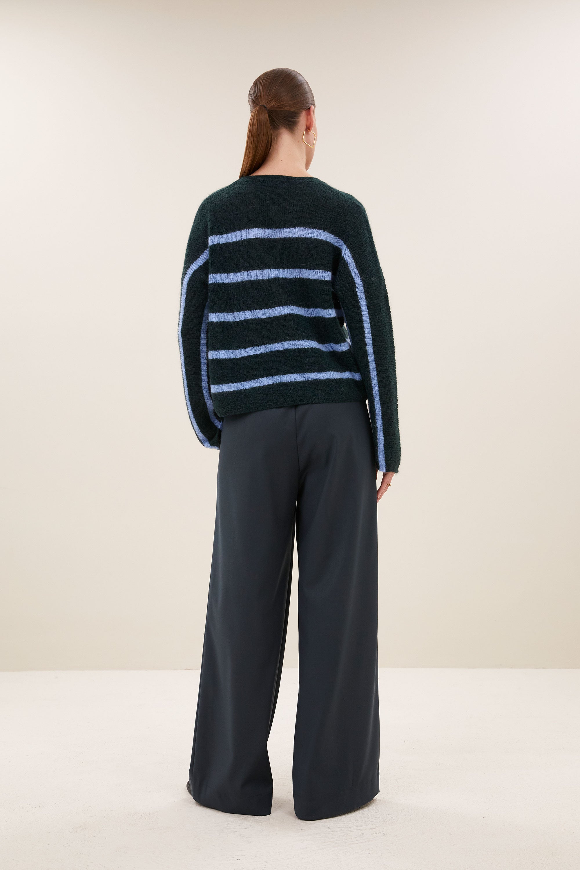 vide-stripe-pullover-green-cloud-stripe-korte fit-verlaagde schoudernaden-losvallende pasvorm-by-bar-achteraanzicht
