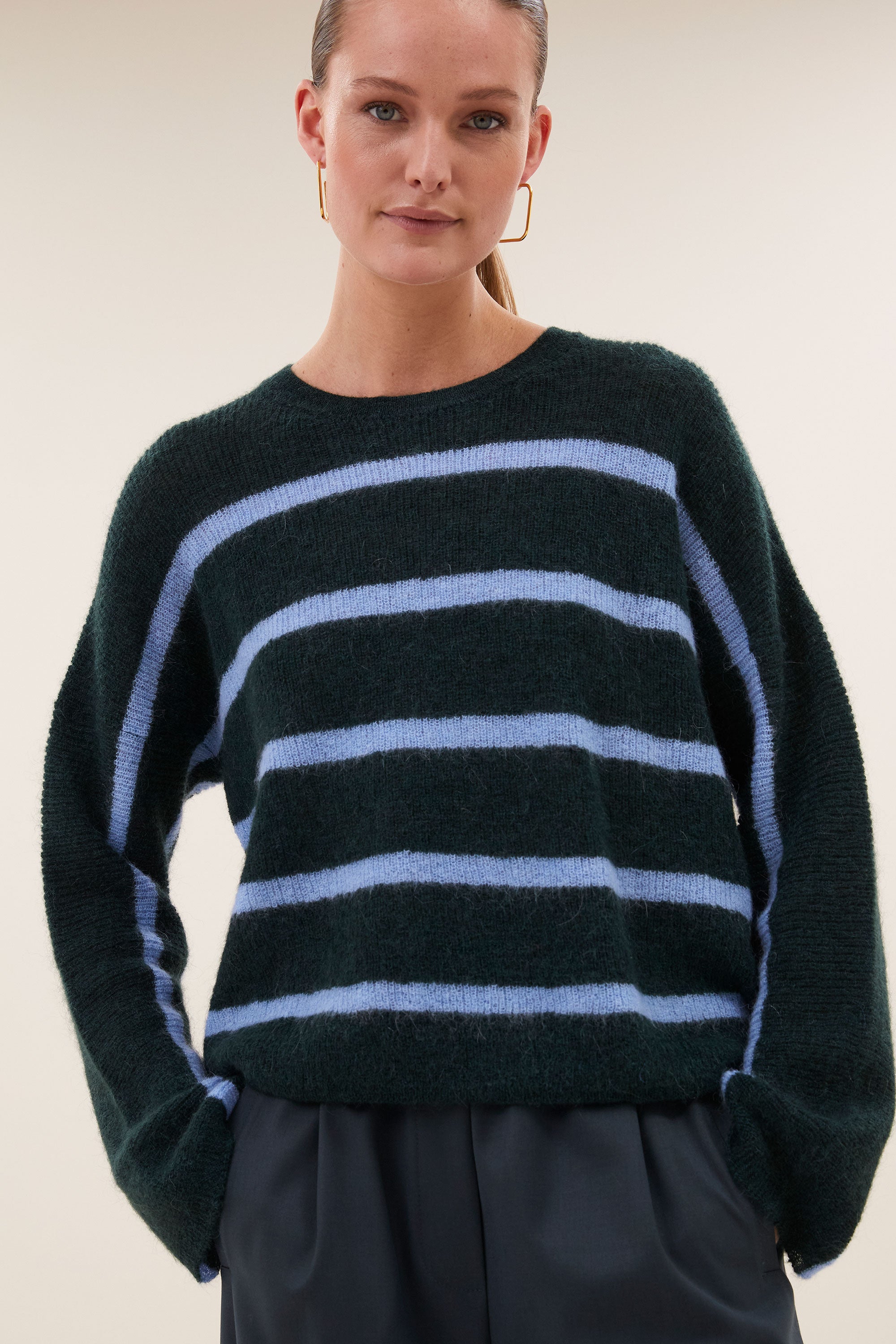 vide-stripe-pullover-green-cloud-stripe-korte fit-verlaagde schoudernaden-losvallende pasvorm-by-bar-detail