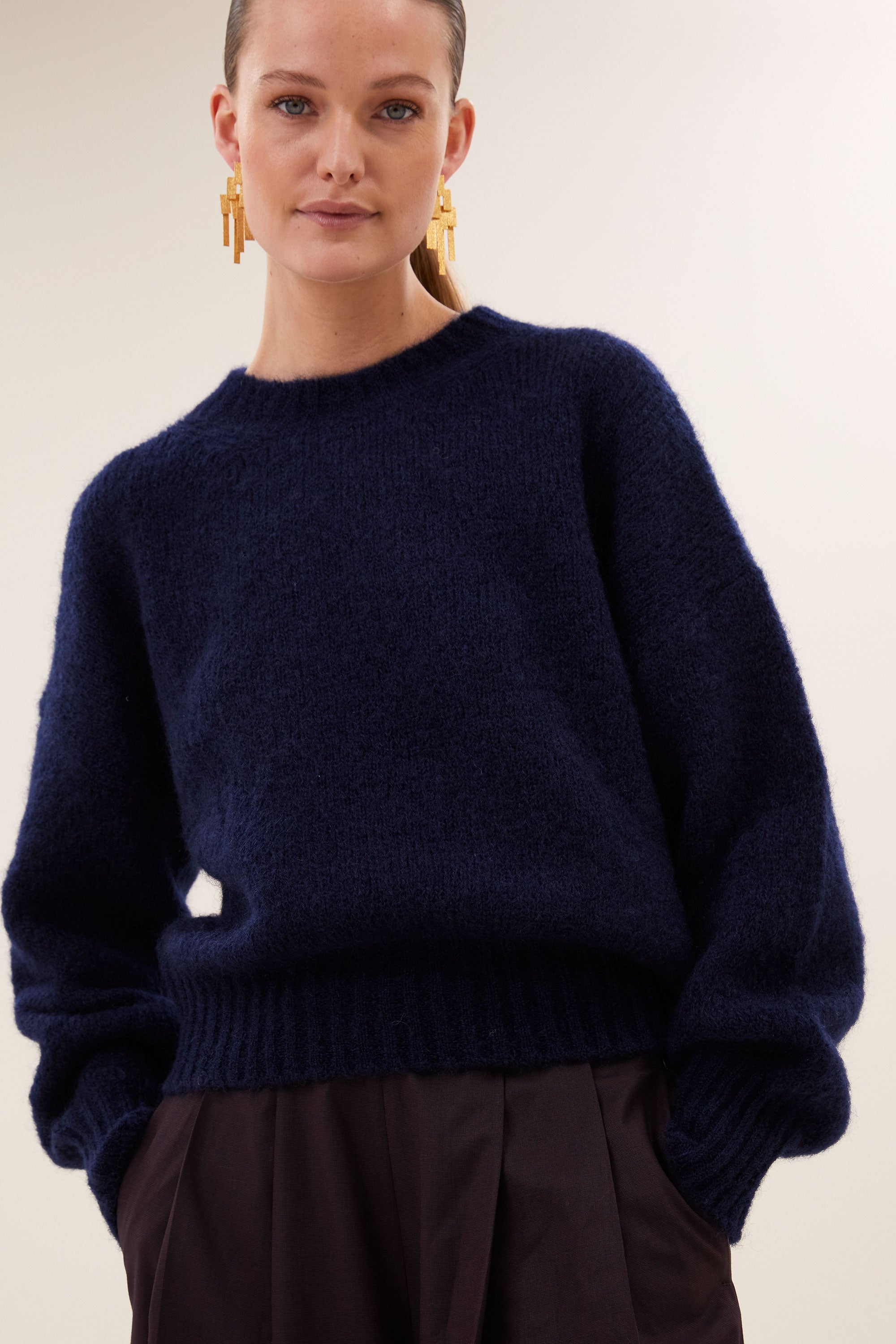 sonny-pullover-midnight-1-comfortabele draagervaring-gebreide patronen-must-have essential-by-bar-sfeerbeeld