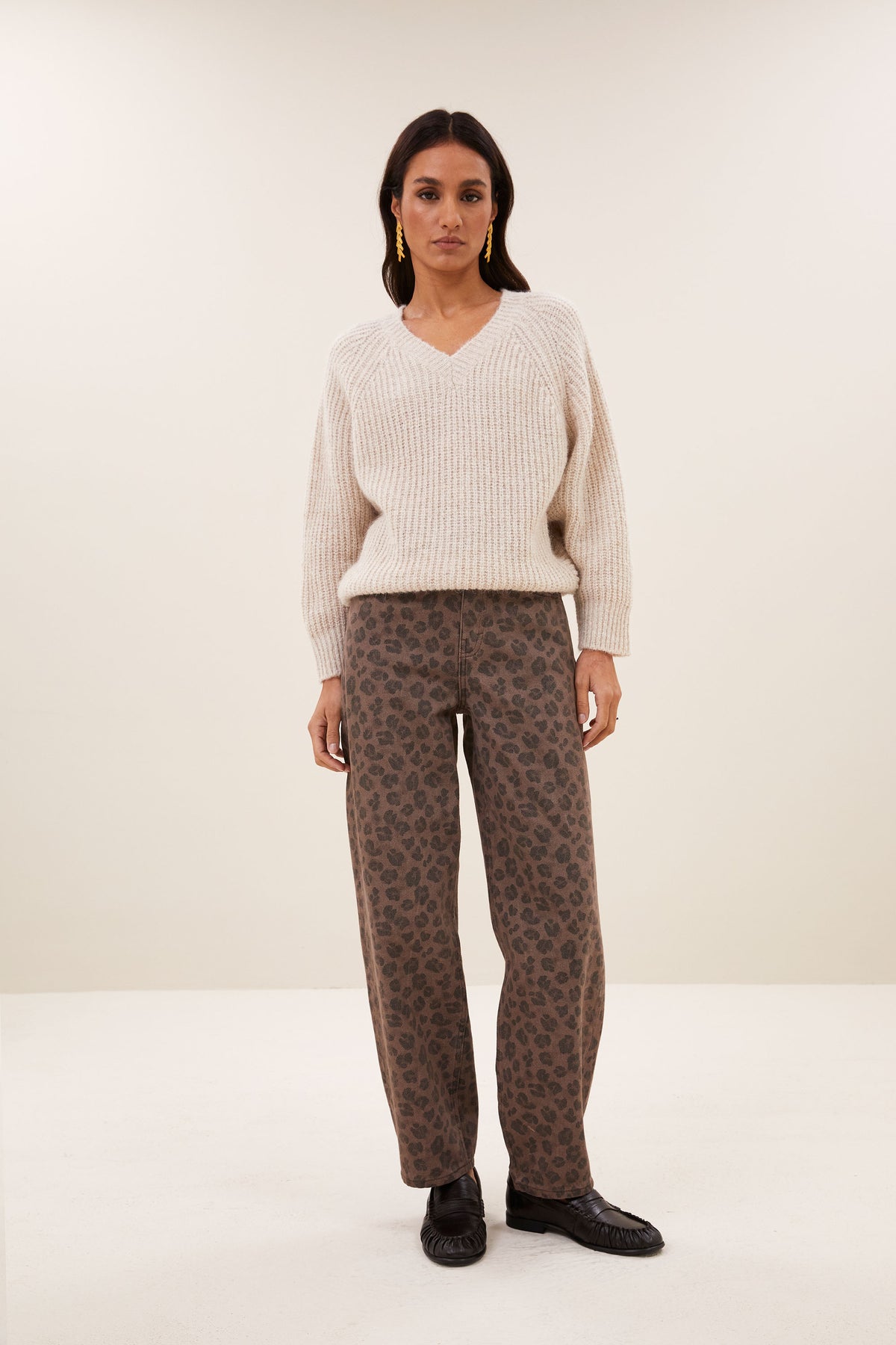 lune-pullover-chalk-all-time classic-ribpatroon-v-halslijn-by-bar-sfeerbeeld