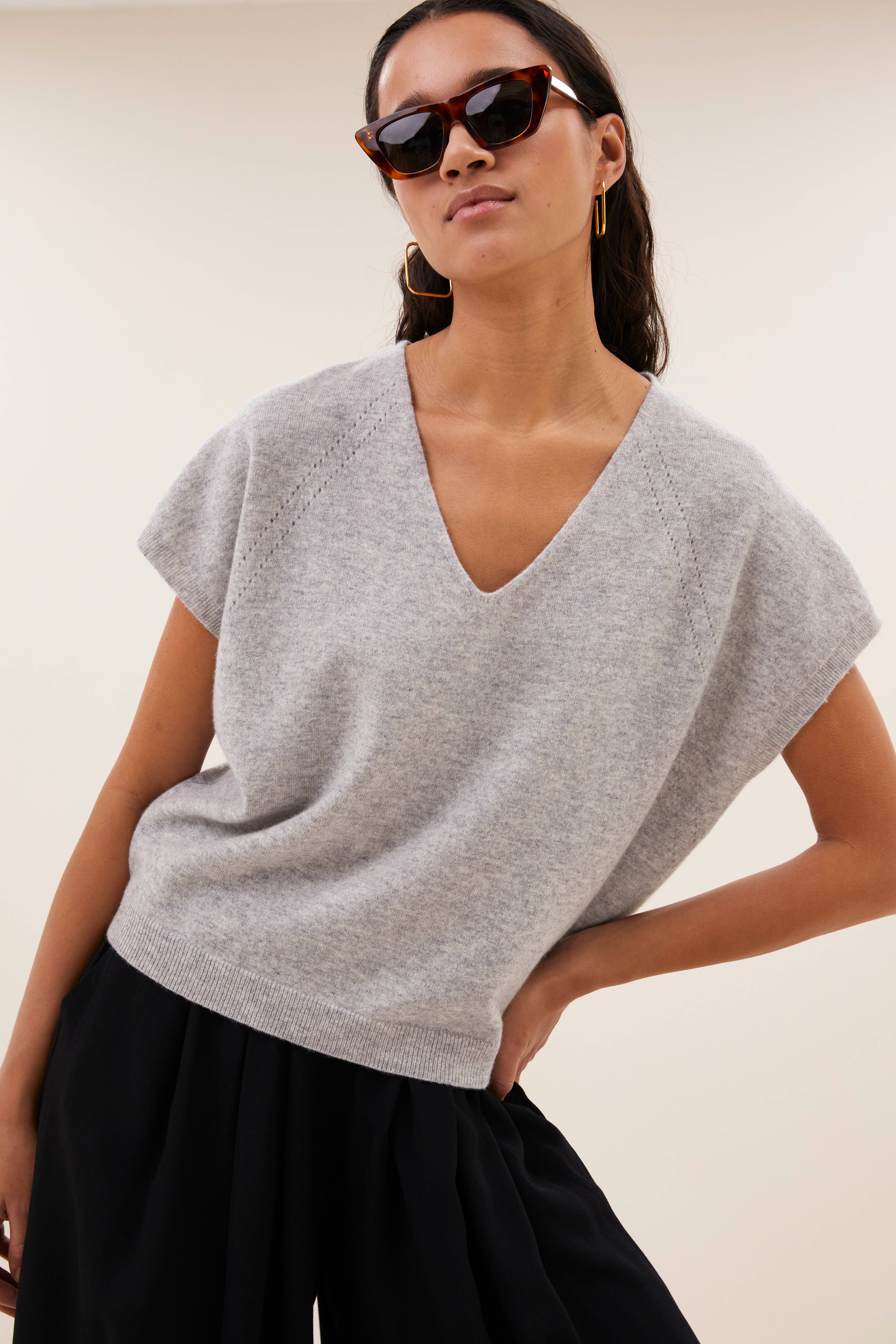 pullover-sil v neck pullover grey melee sfeerbeeld-by-bar-vooraanzicht