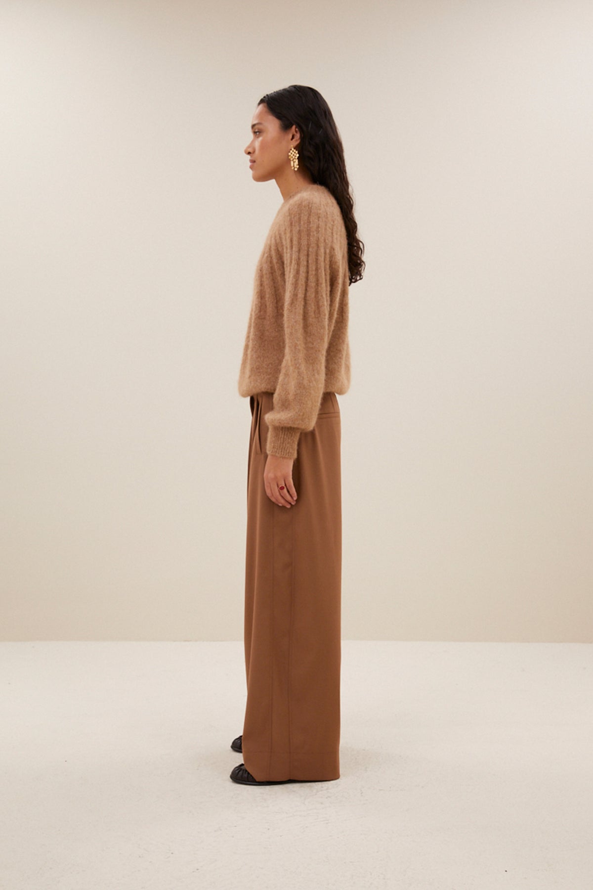 zoe-pullover-camel-alpacamix kwaliteit-all-time classic-ronde halslijn-by-bar-zijaanzicht