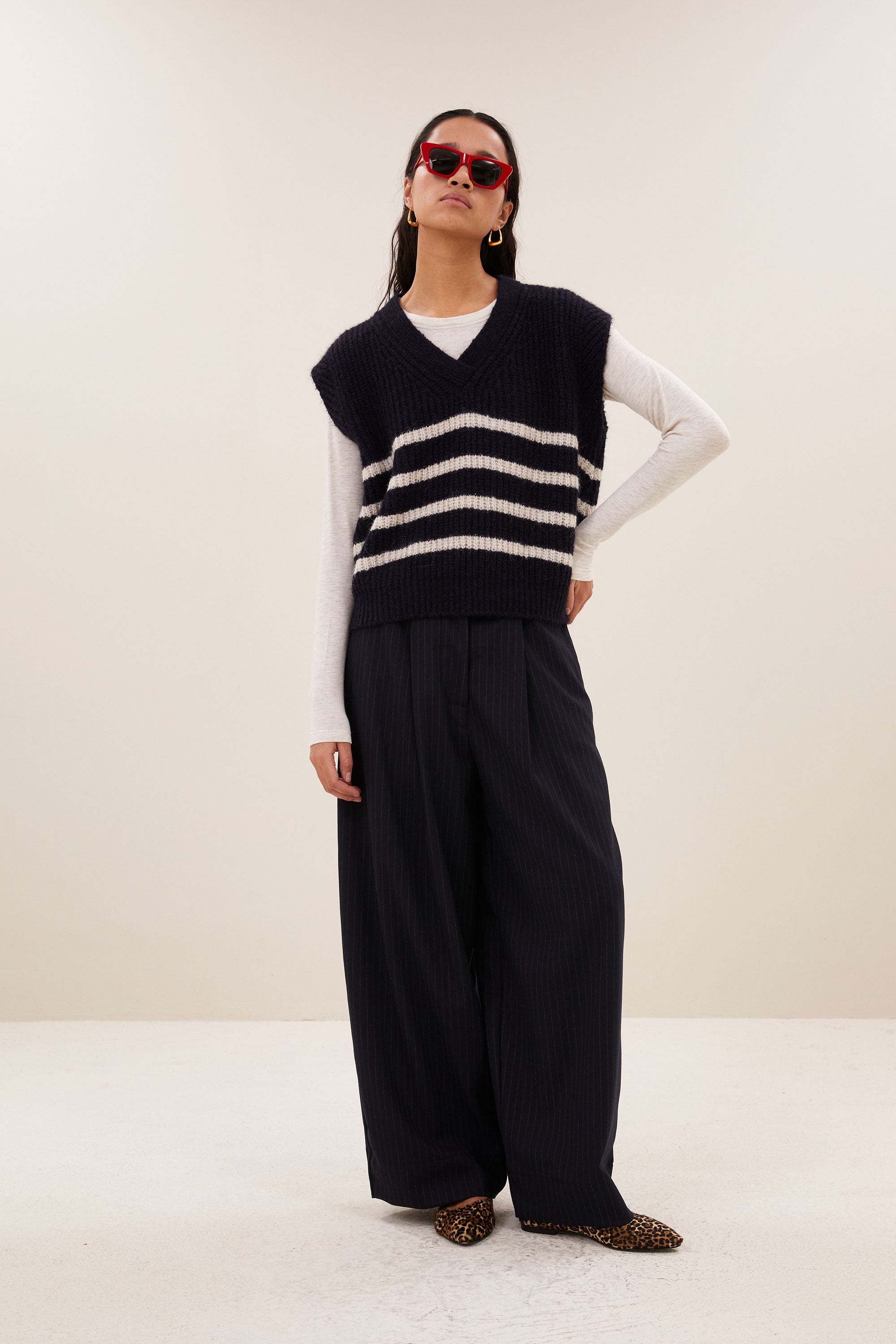 lune-spencer-midnight-marine-stripe-alpacamix kwaliteit-all-time classic-v-halslijn-by-bar-vooraanzicht