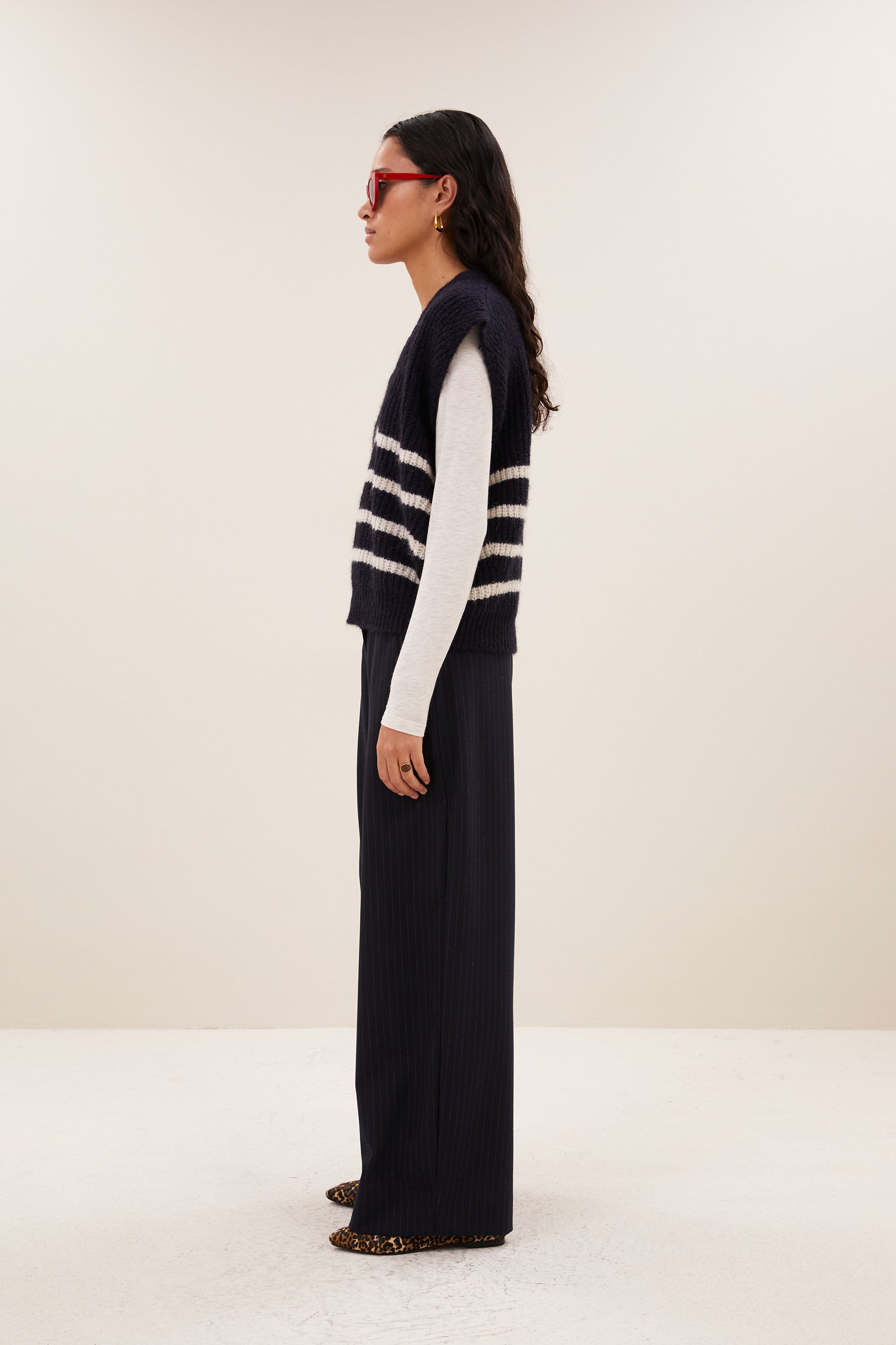 lune-spencer-midnight-marine-stripe-alpacamix kwaliteit-all-time classic-v-halslijn-by-bar-zijaanzicht