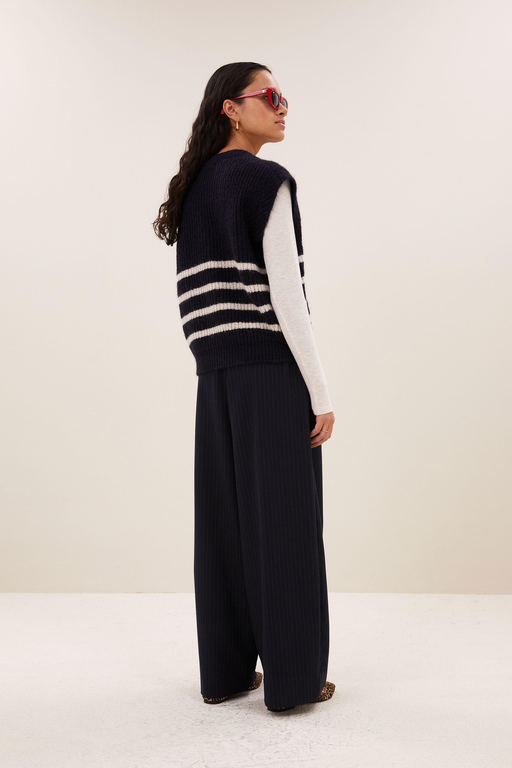 lune-spencer-midnight-marine-stripe-alpacamix kwaliteit-all-time classic-v-halslijn-by-bar-achteraanzicht