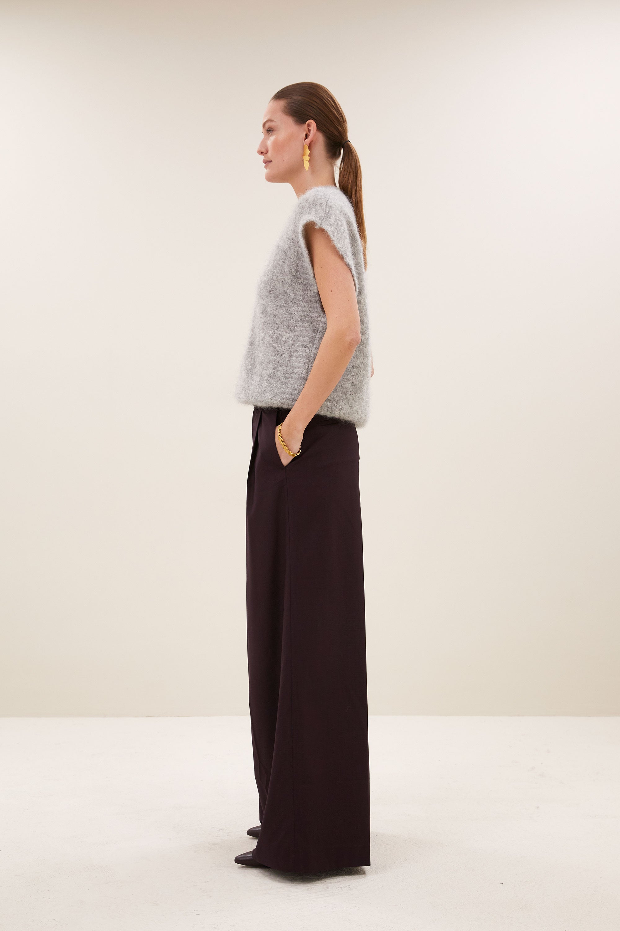 elena-spencer-grey-melee-all-time classic-mix van mohair-kleine kapmouw-by-bar-zijaanzicht