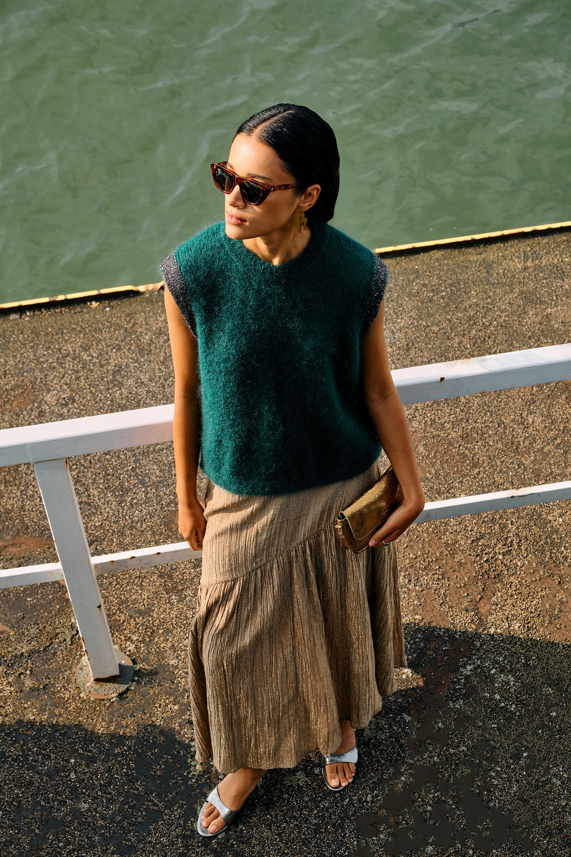 noby-coco-spencer-dark-green-comfortabele draagervaring-losvallende pasvorm-mix van mohair-by-bar-sfeerbeeld