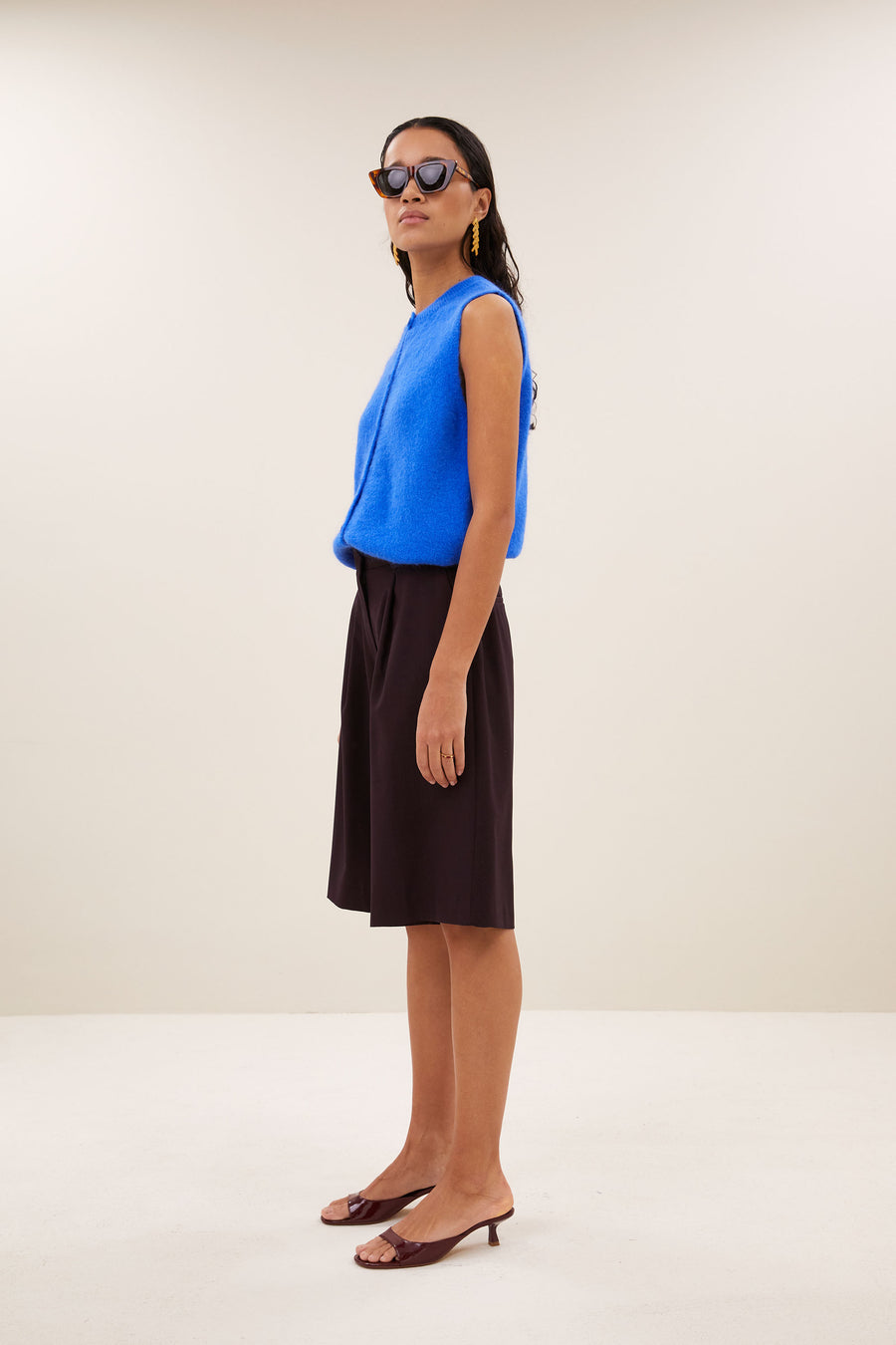 meya-spencer-electric-blue-all-time classic-knoopsluiting-losvallende pasvorm-by-bar-zijaanzicht