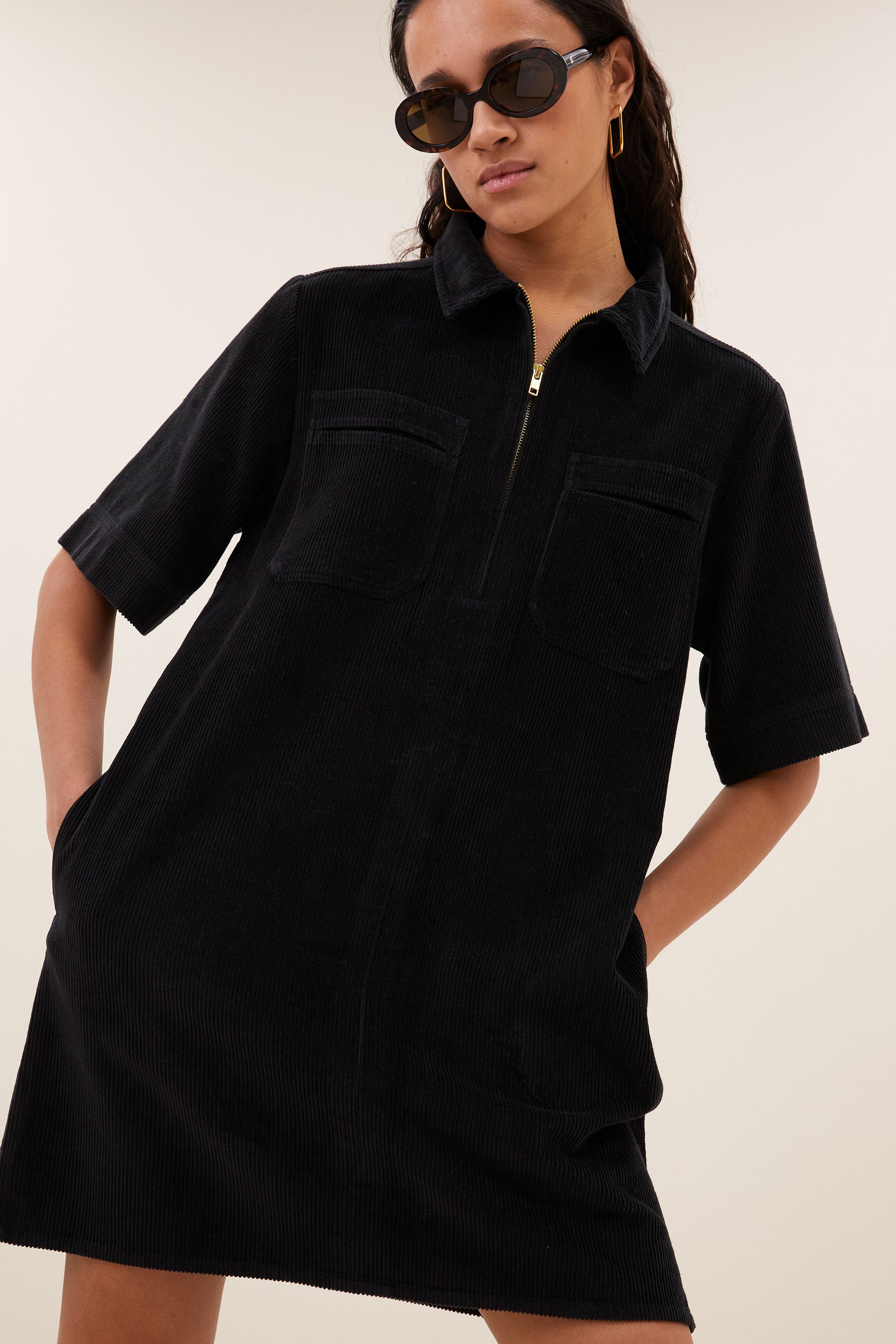 philipe-cord-dress-black-kleine kapmouw-opstaande kraag-ritssluiting-by-bar-detail
