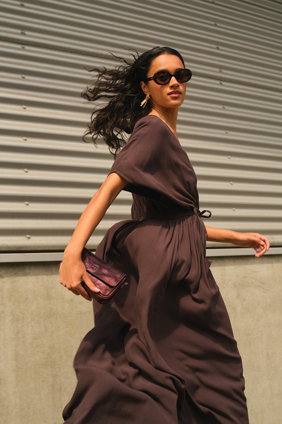 long-twill-dress-espresso-vleermuis mouw-geplooide details-v-halslijn-by-bar-sfeerbeeld