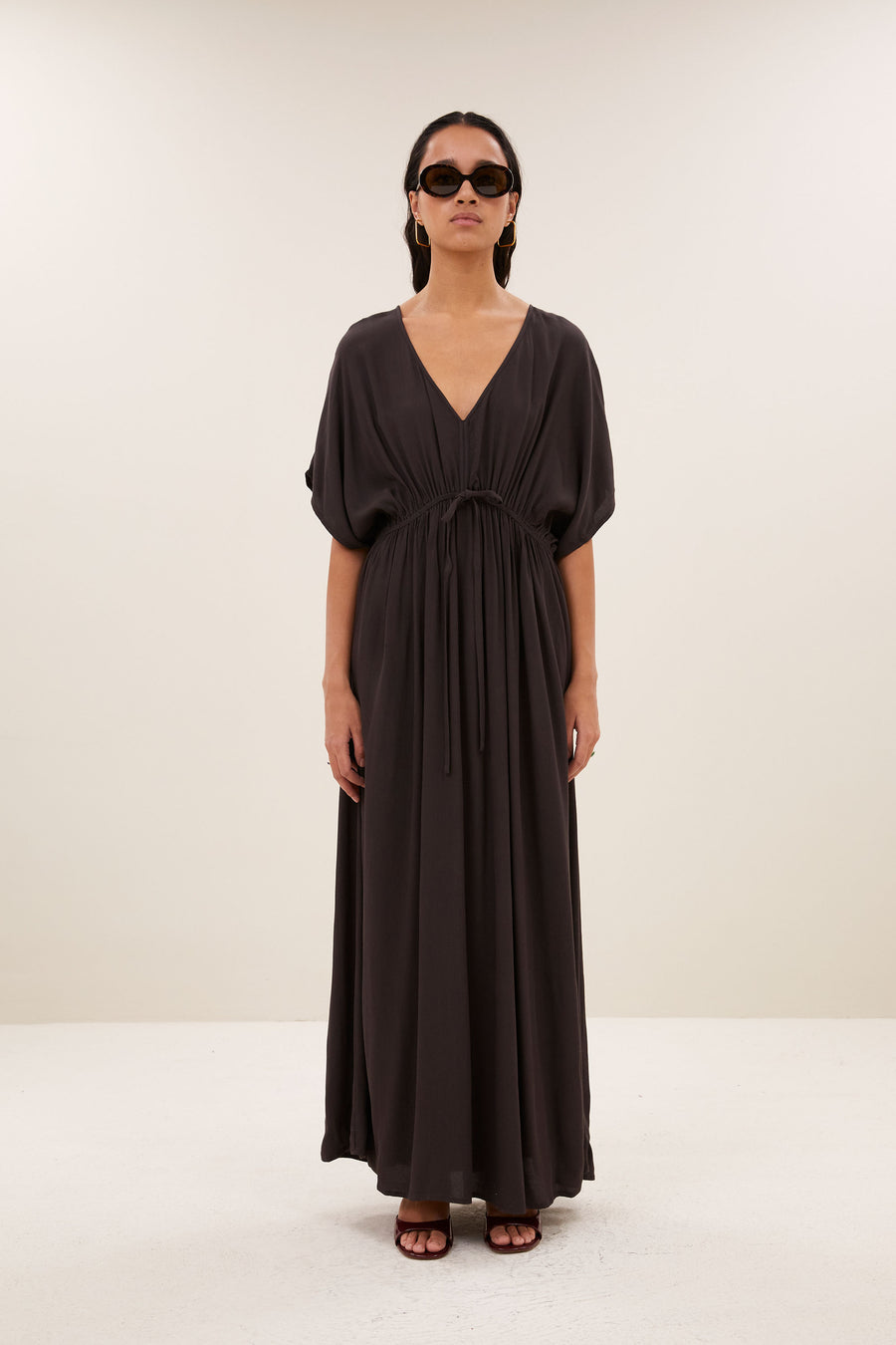 long-twill-dress-espresso-vleermuis mouw-geplooide details-v-halslijn-by-bar-vooraanzicht