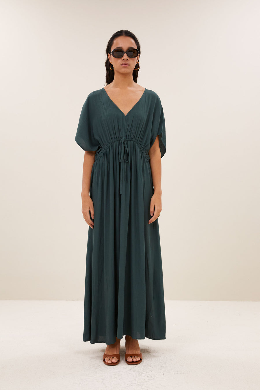 long-twill-dress-dried-basil-1-vleermuis mouw-geplooide details-v-halslijn-by-bar-vooraanzicht