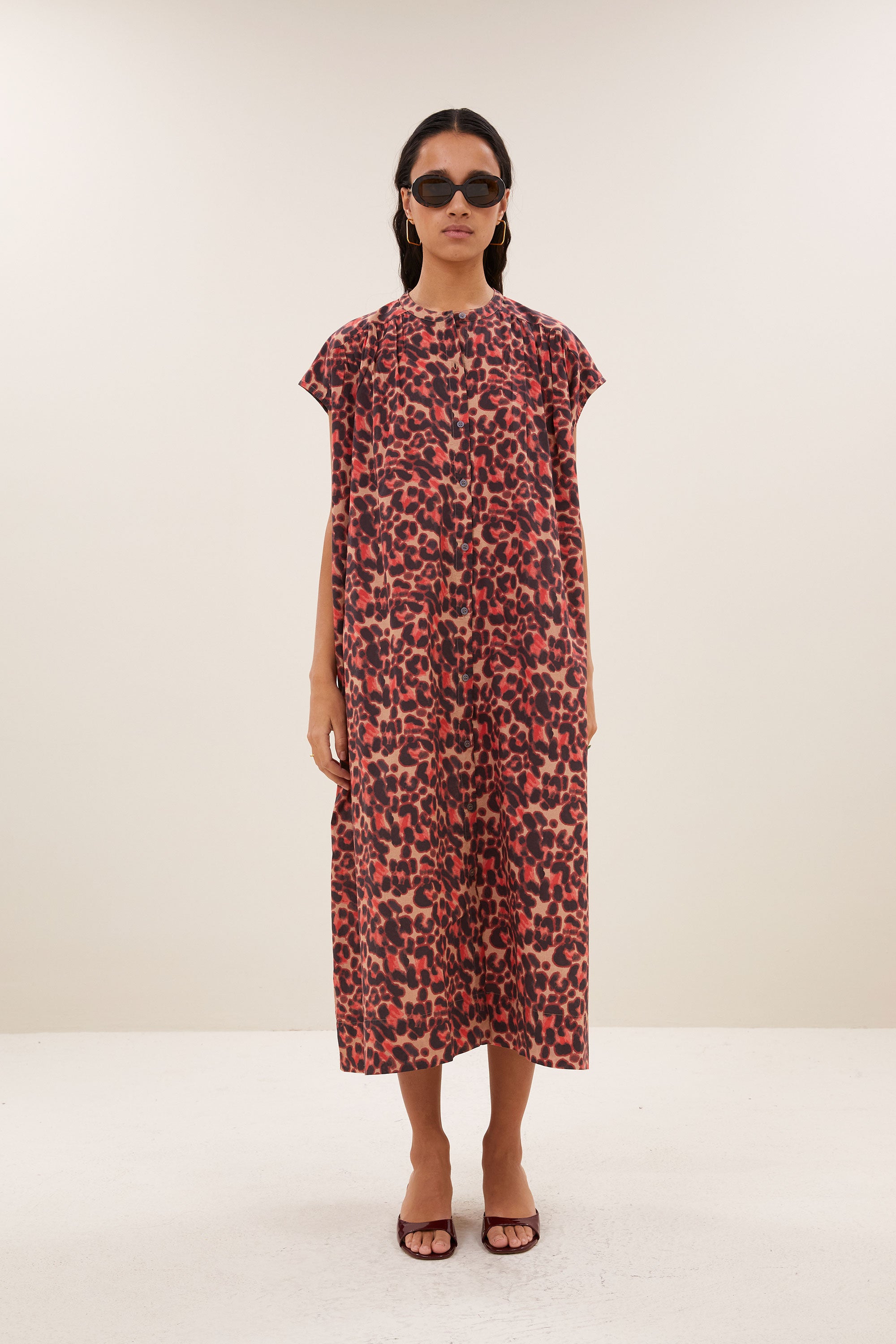 nana-cheetah-dress-cheetah-blush-knoopsluiting-ronde halslijn-kleine kapmouw-by-bar-sfeerbeeld