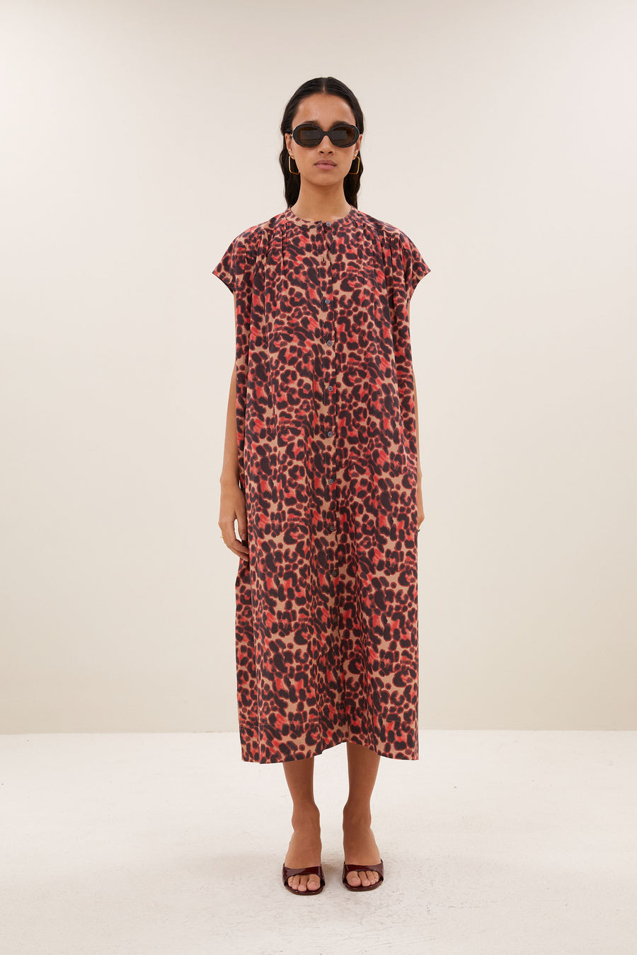 nana-cheetah-dress-cheetah-blush-knoopsluiting-ronde halslijn-kleine kapmouw-by-bar-sfeerbeeld
