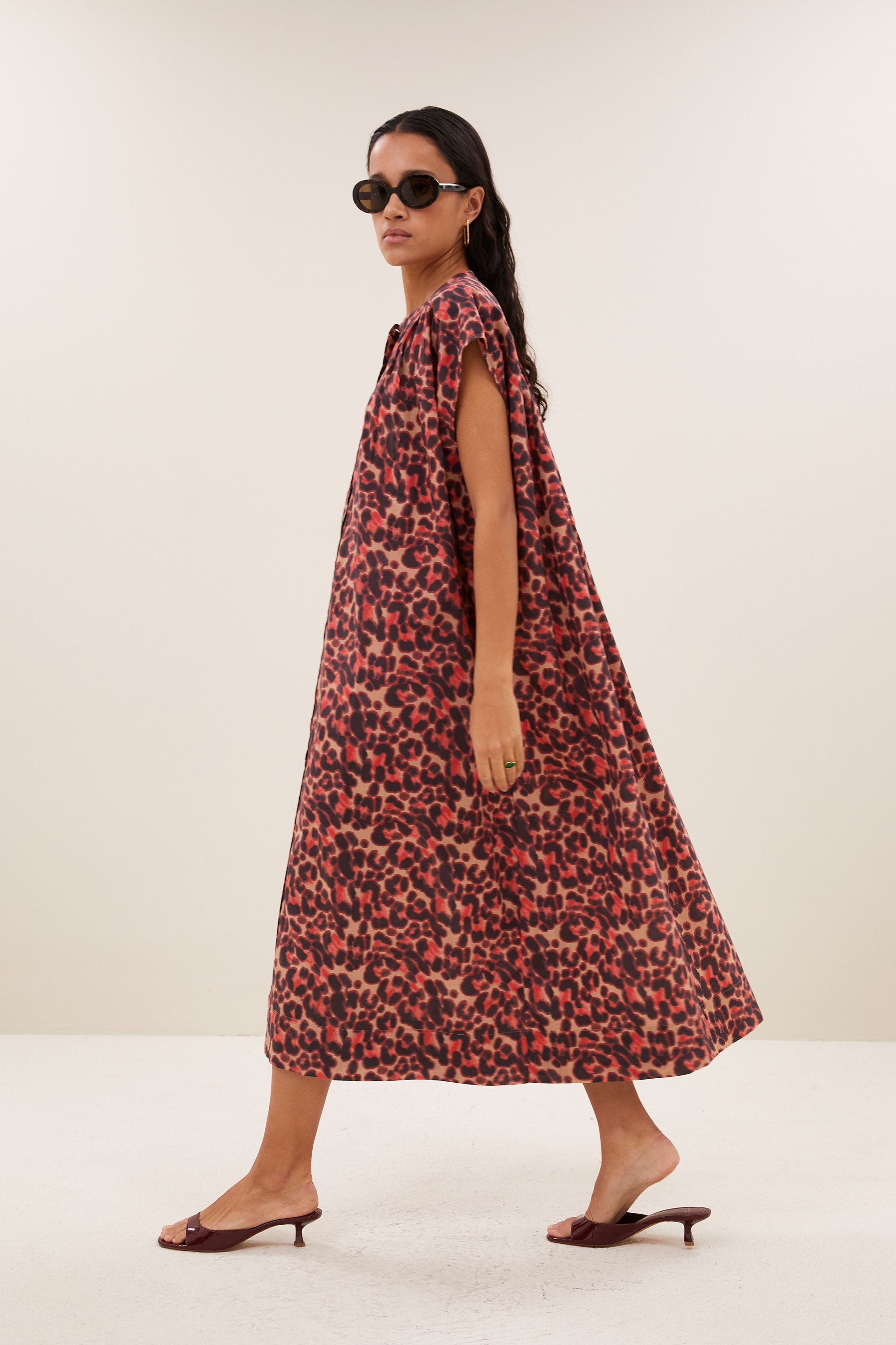 nana-cheetah-dress-cheetah-blush-knoopsluiting-ronde halslijn-kleine kapmouw-by-bar-zijaanzicht