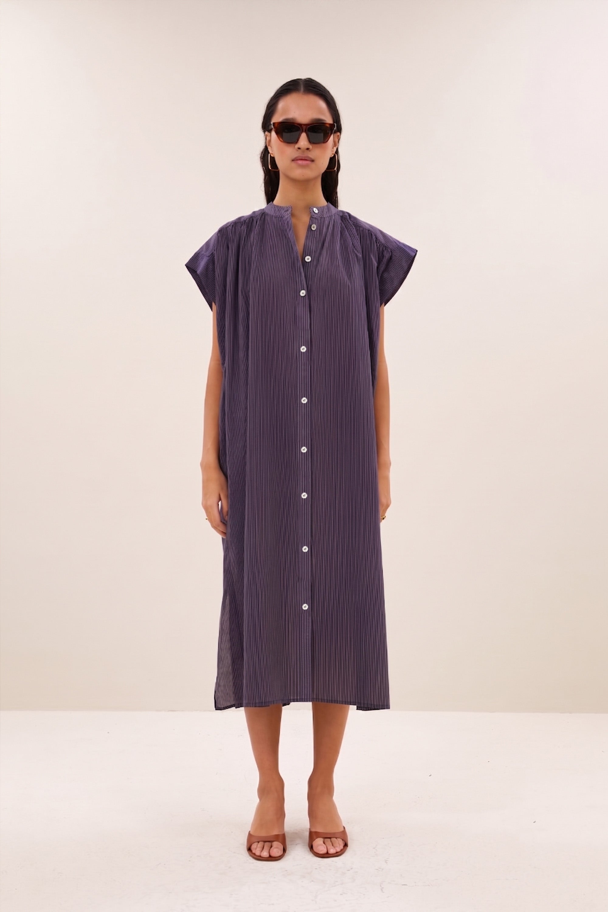 nana-stripe-dress-tulsi-stripe-comfortabele pasvorm-ronde halslijn-kleine kapmouw-by-bar-vooraanzicht