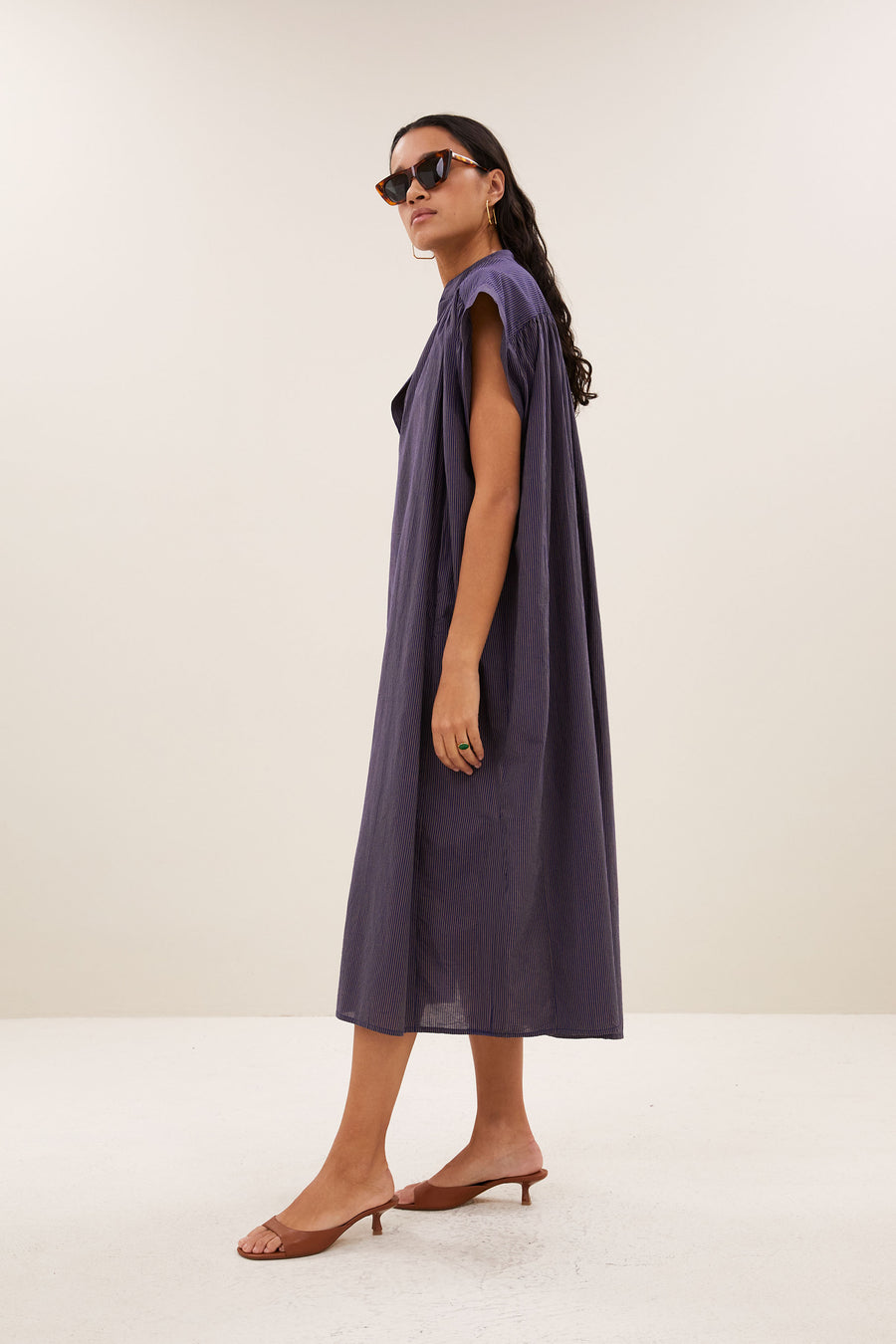 nana-stripe-dress-tulsi-stripe-comfortabele pasvorm-ronde halslijn-kleine kapmouw-by-bar-zijaanzicht
