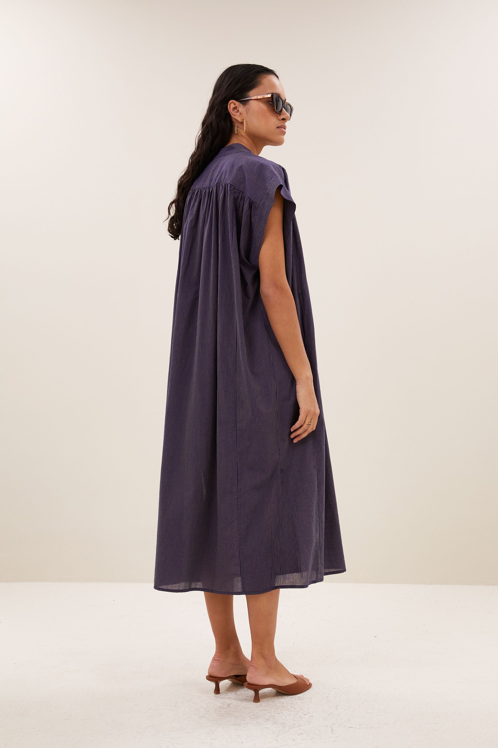 nana-stripe-dress-tulsi-stripe-comfortabele pasvorm-ronde halslijn-kleine kapmouw-by-bar-achteraanzicht