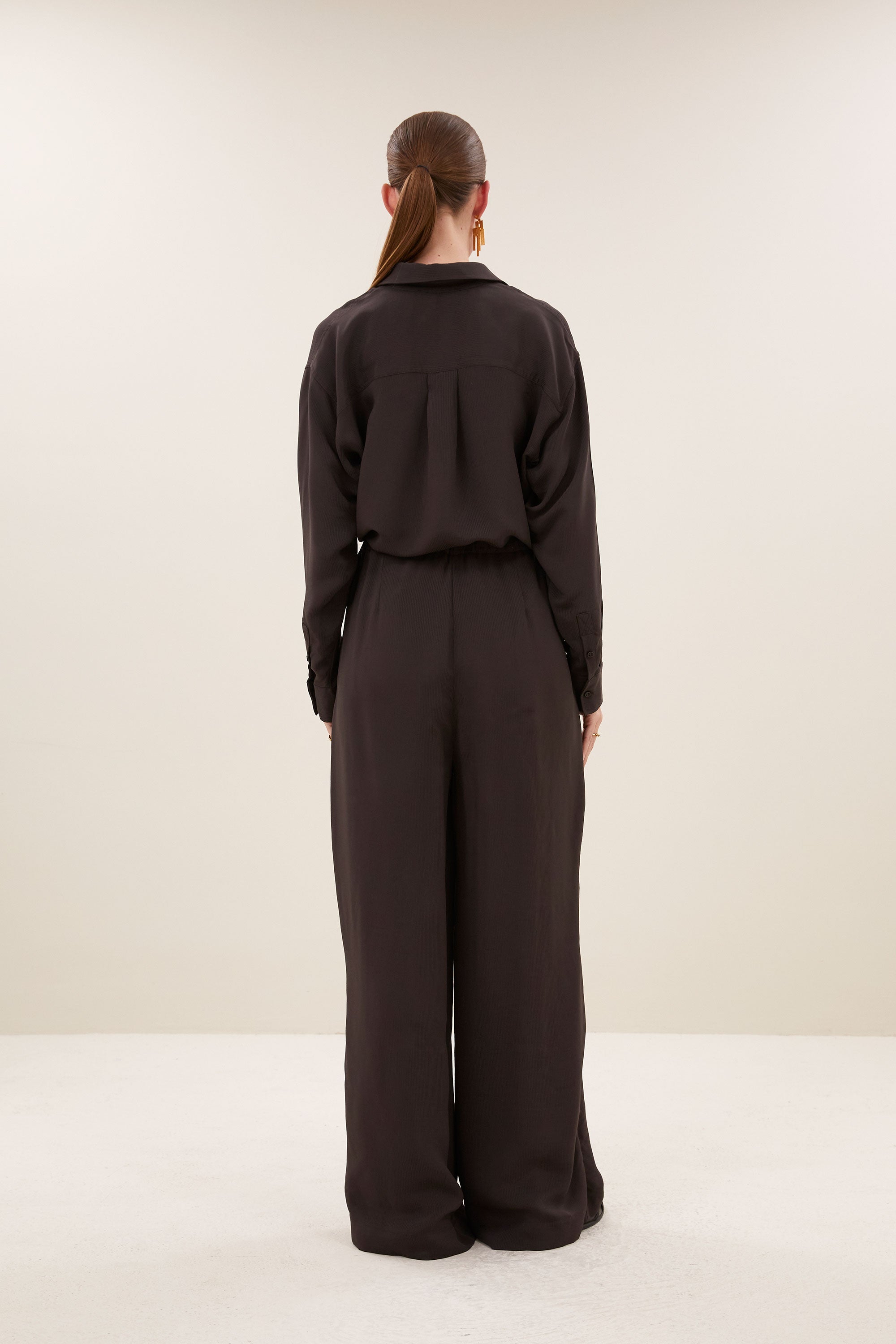 pelle-satin-stripe-pants-espresso-all-time classic-must-have essential-plooien-by-bar-achteraanzicht