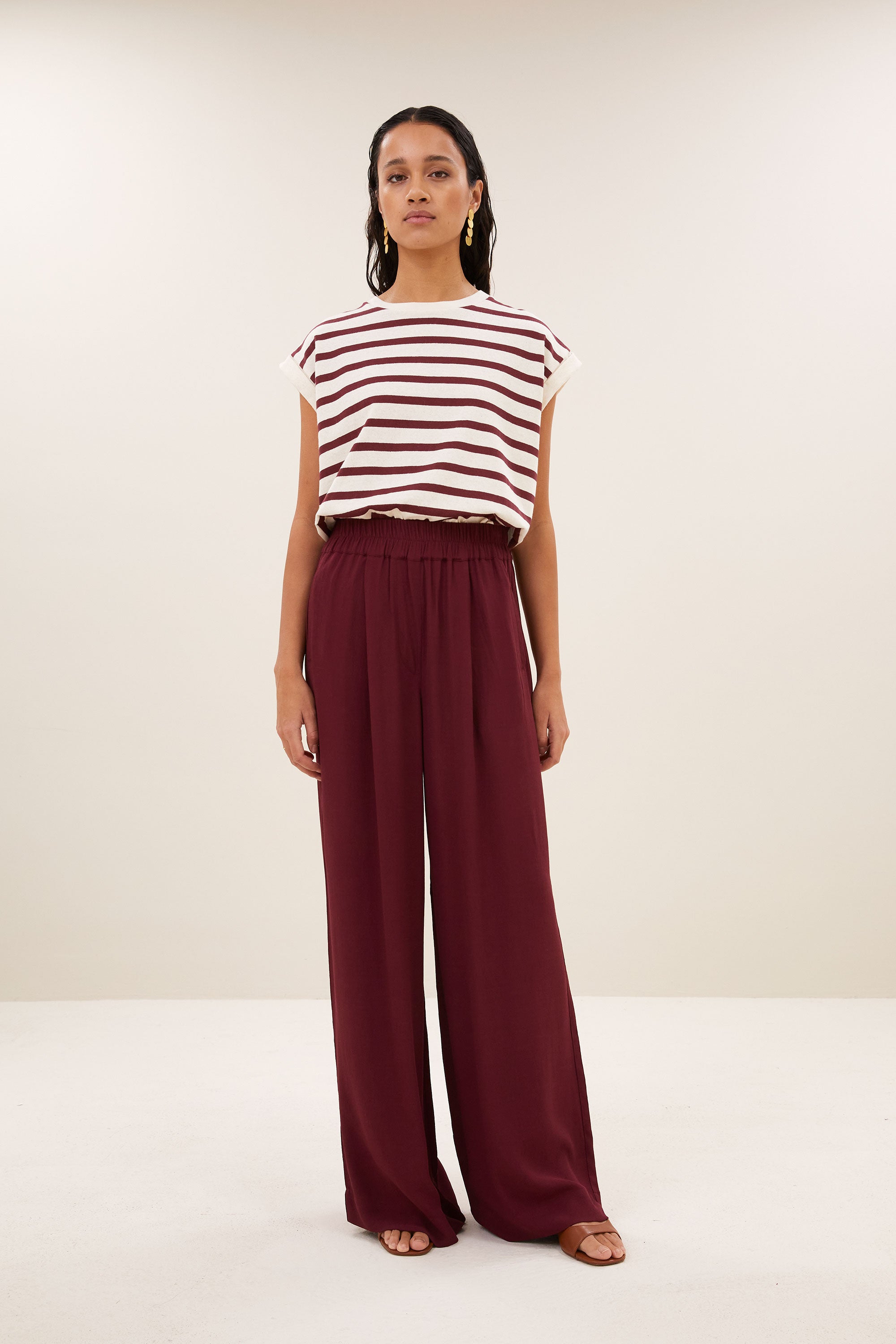 benji-viscose-pants-wine-losvallende pasvorm-plooien-draagbaar als set-by-bar-vooraanzicht