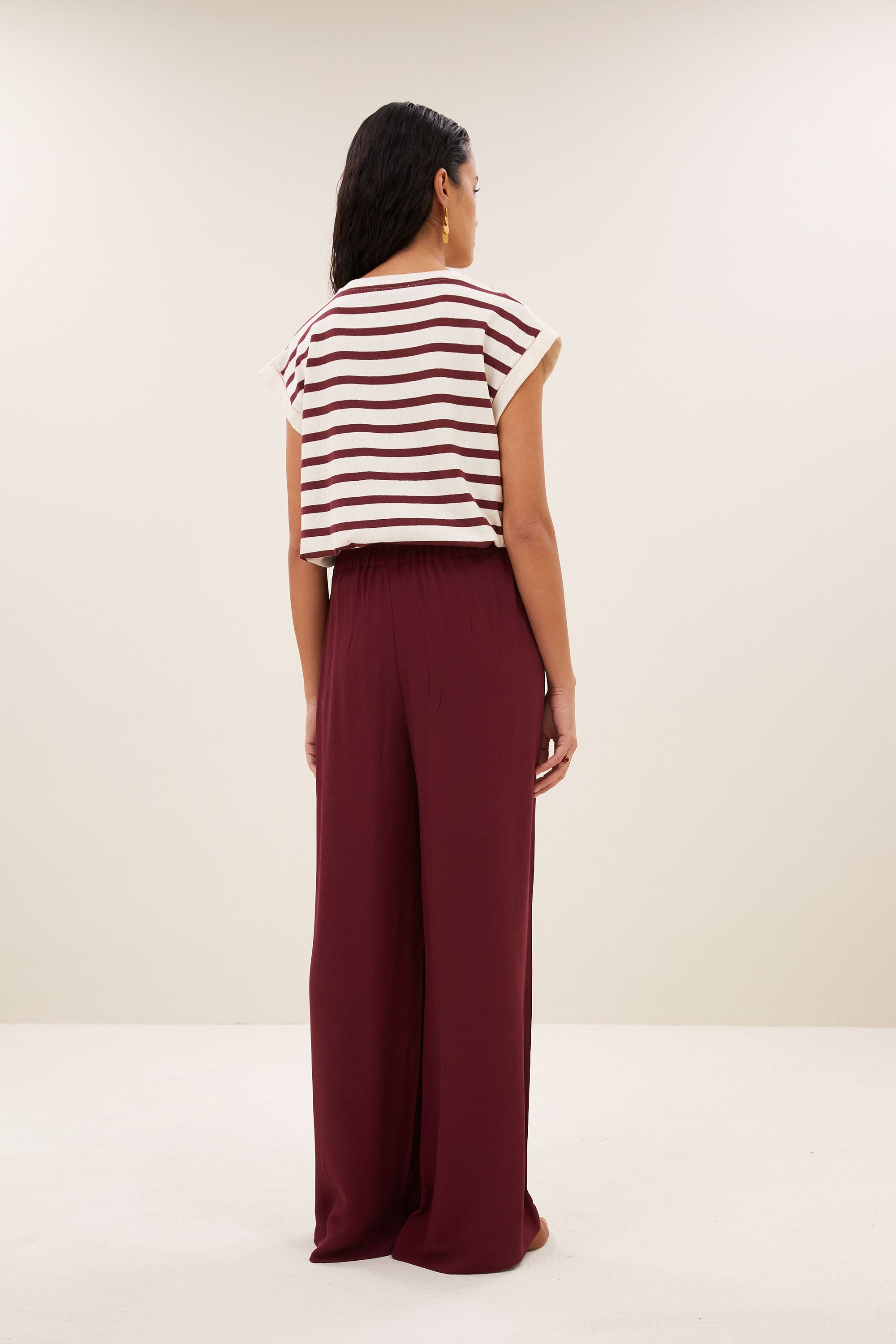 benji-viscose-pants-wine-losvallende pasvorm-plooien-draagbaar als set-by-bar-achteraanzicht