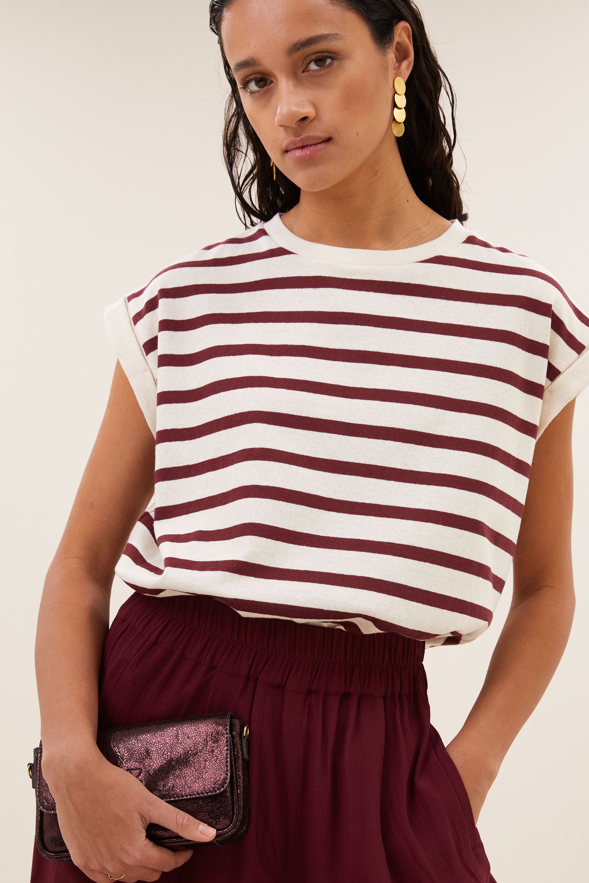 benji-viscose-pants-wine-losvallende pasvorm-plooien-draagbaar als set-by-bar-achteraanzicht