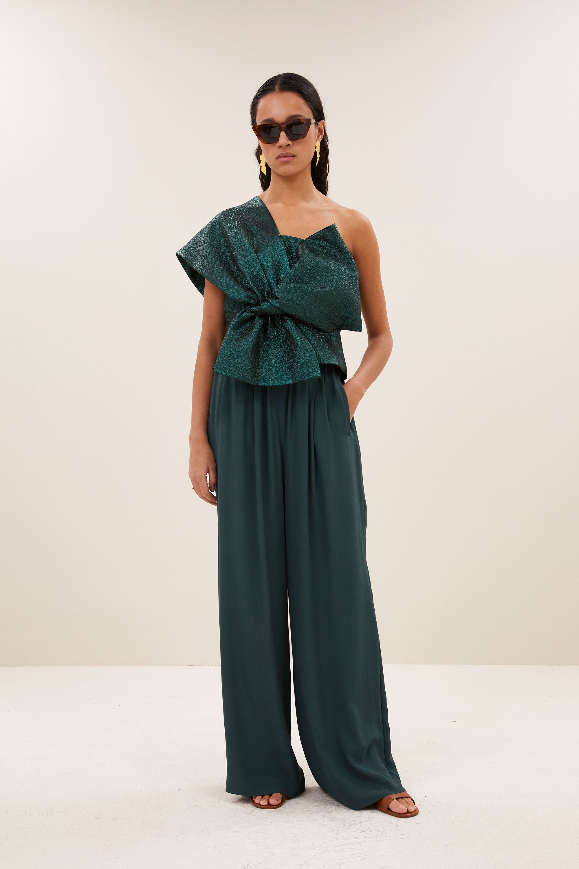 benji-viscose-pants-dried-basil-1-losvallende pasvorm-plooien-draagbaar als set-by-bar-vooraanzicht