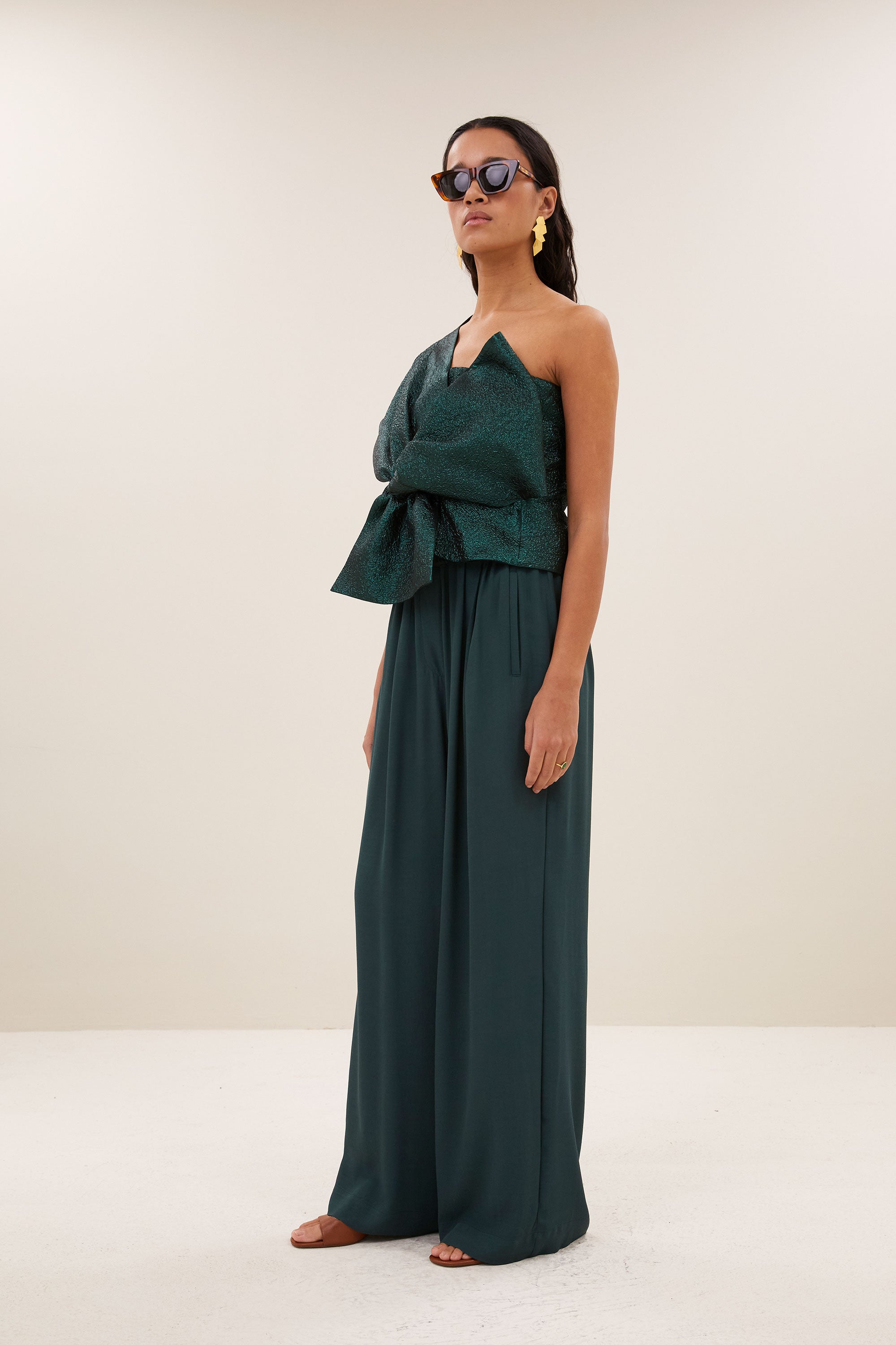 benji-viscose-pants-dried-basil-1-losvallende pasvorm-plooien-draagbaar als set-by-bar-zijaanzicht
